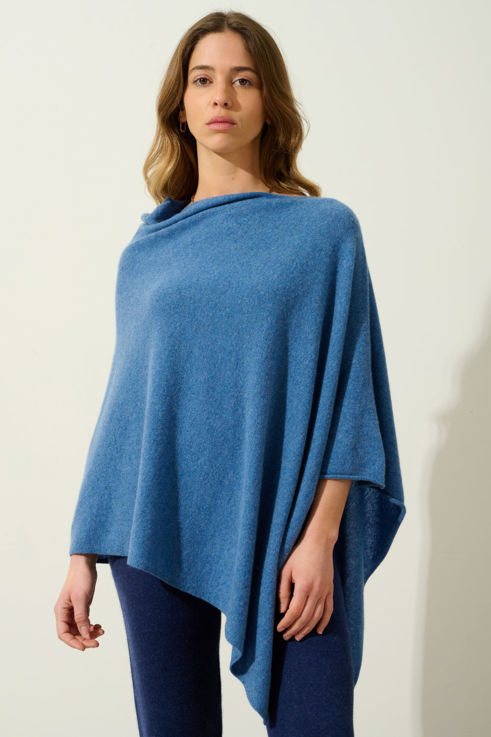 CARRA poncho bleu denim 100% cachemire