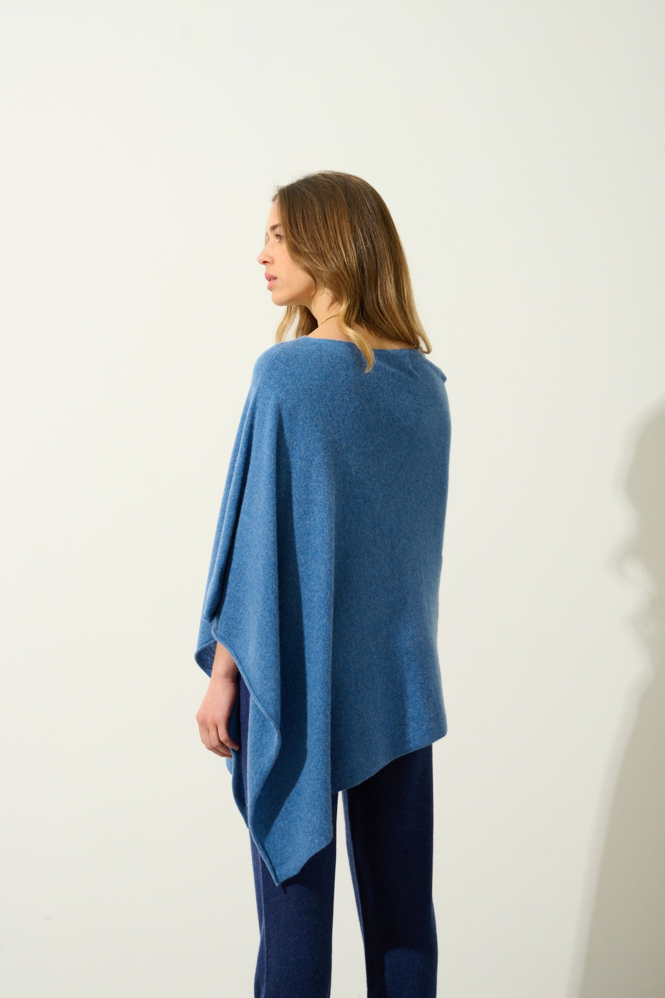 CARRA poncho bleu denim 100% cachemire