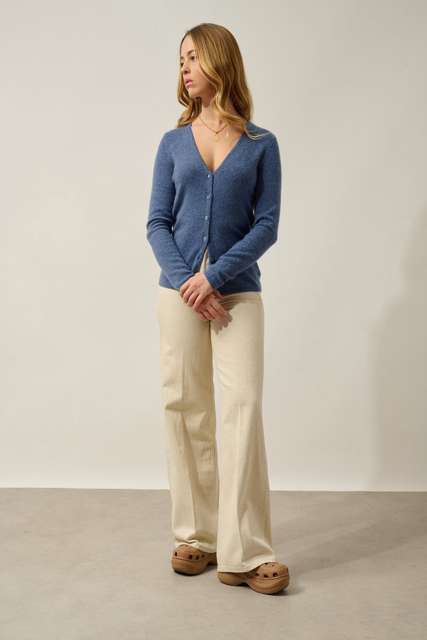 CHALAIS Strickjacke mit V-Ausschnitt in Denimblau aus 100% Kaschmir