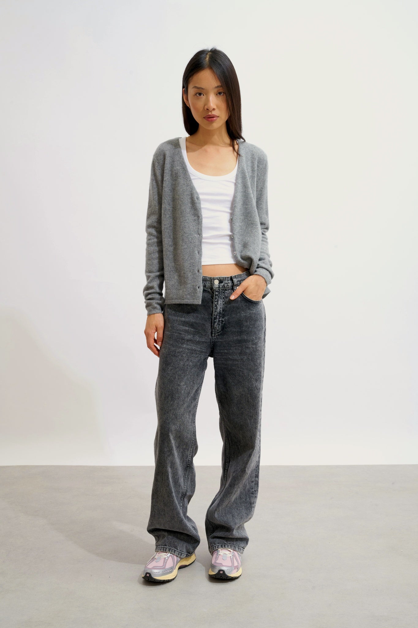 CHALAIS Strickjacke mit V-Ausschnitt aus meliertem Flanell 100% Kaschmir