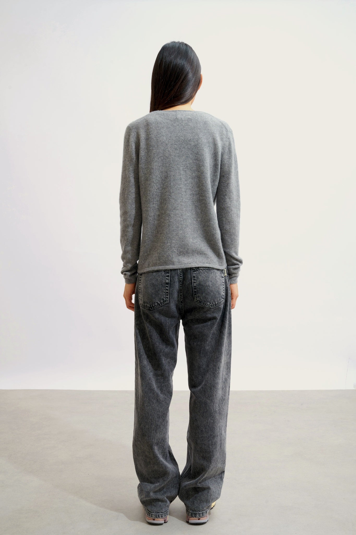 CHALAIS Strickjacke mit V-Ausschnitt aus meliertem Flanell 100% Kaschmir