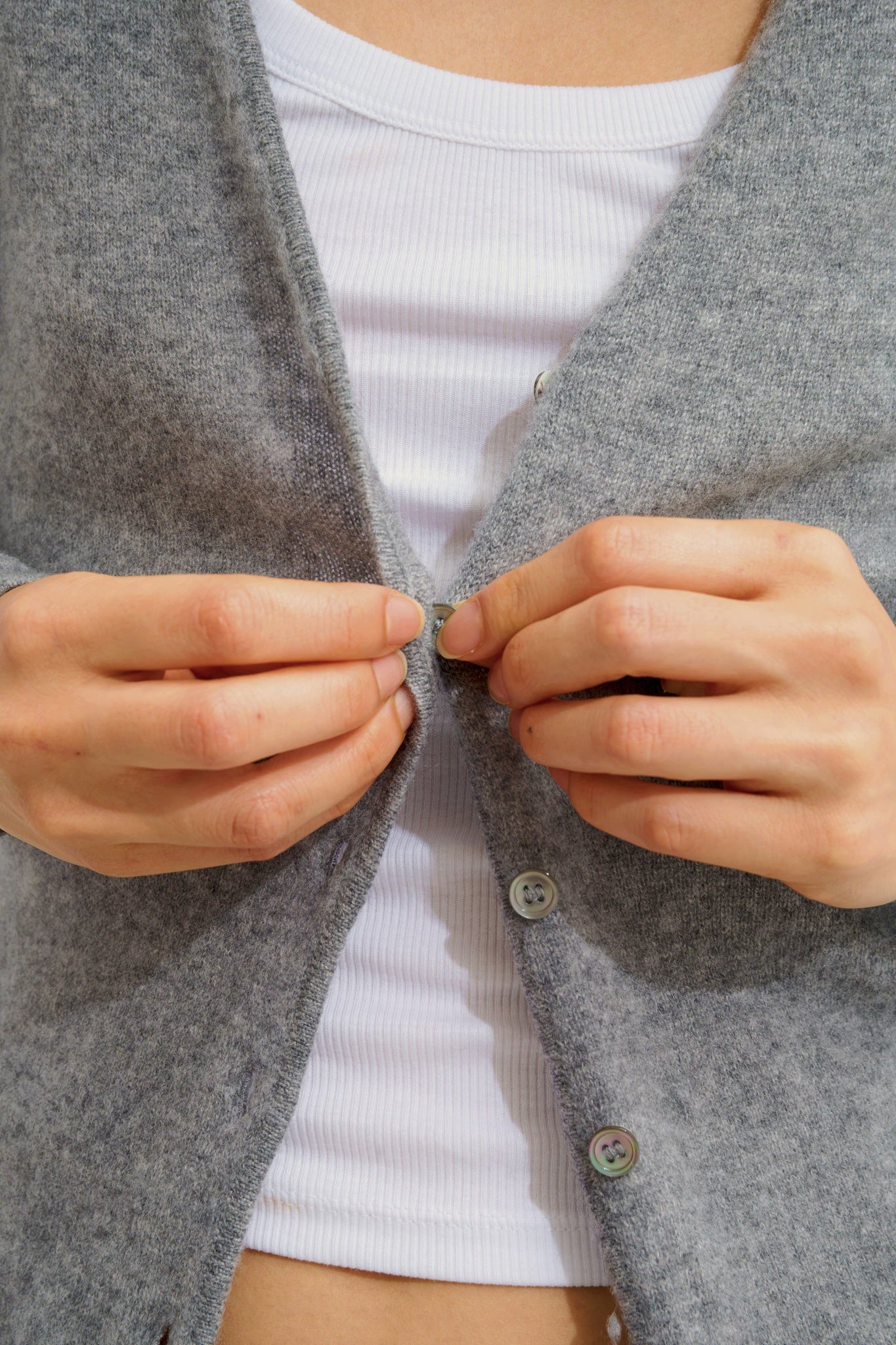 CHALAIS Strickjacke mit V-Ausschnitt aus meliertem Flanell 100% Kaschmir