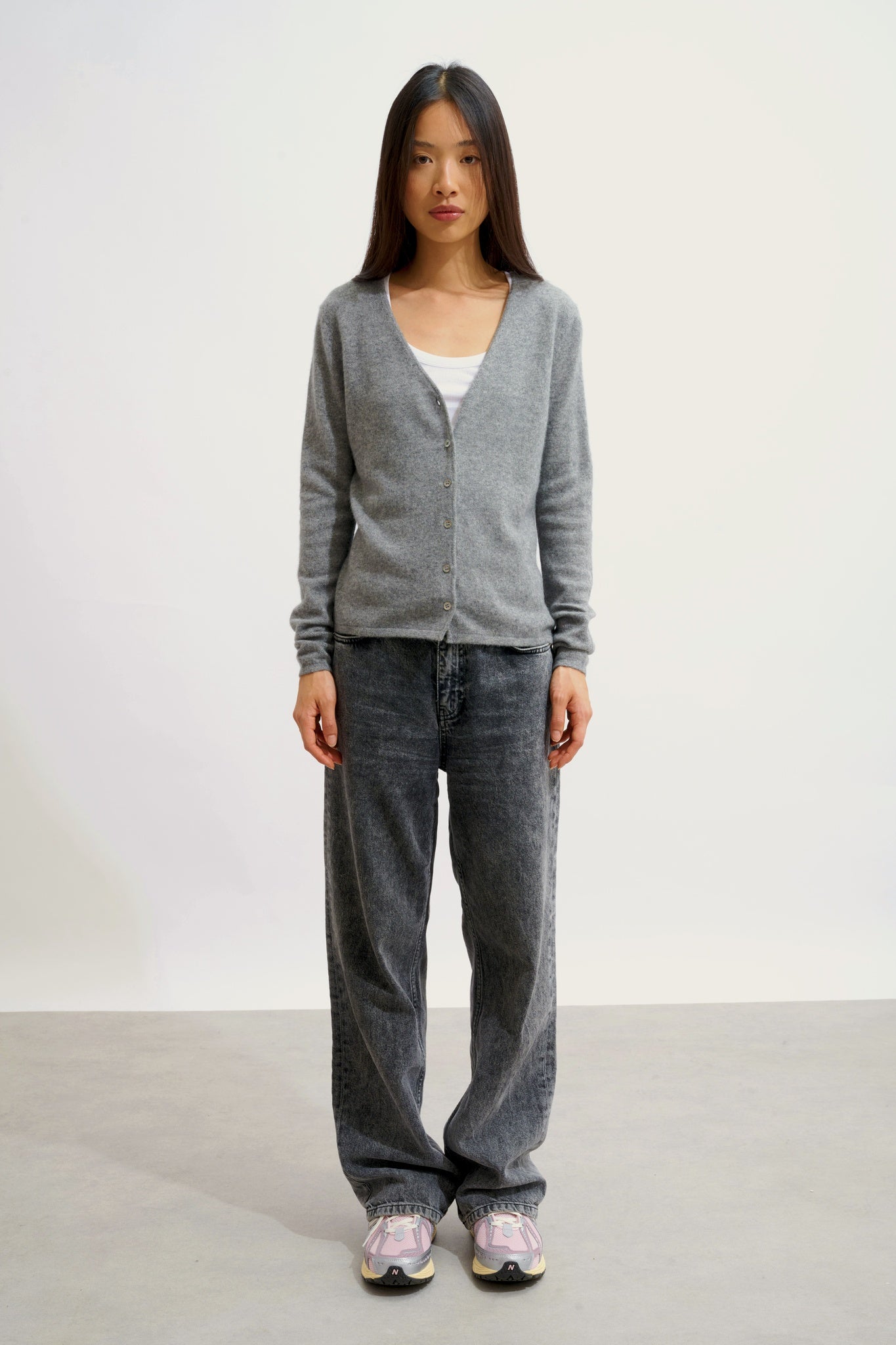 CHALAIS Strickjacke mit V-Ausschnitt aus meliertem Flanell 100% Kaschmir