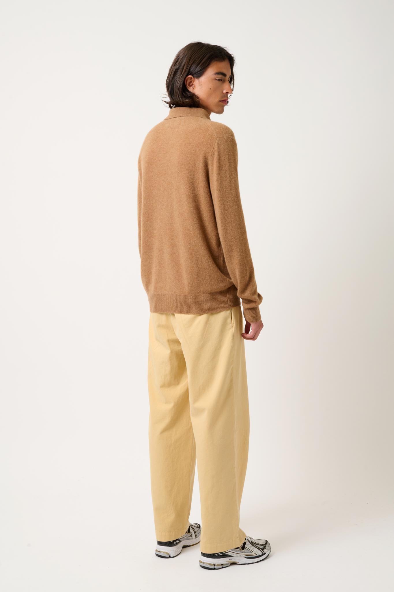 CHARVET haselnussfarbenes Langarm-Poloshirt aus 100 % Kaschmir