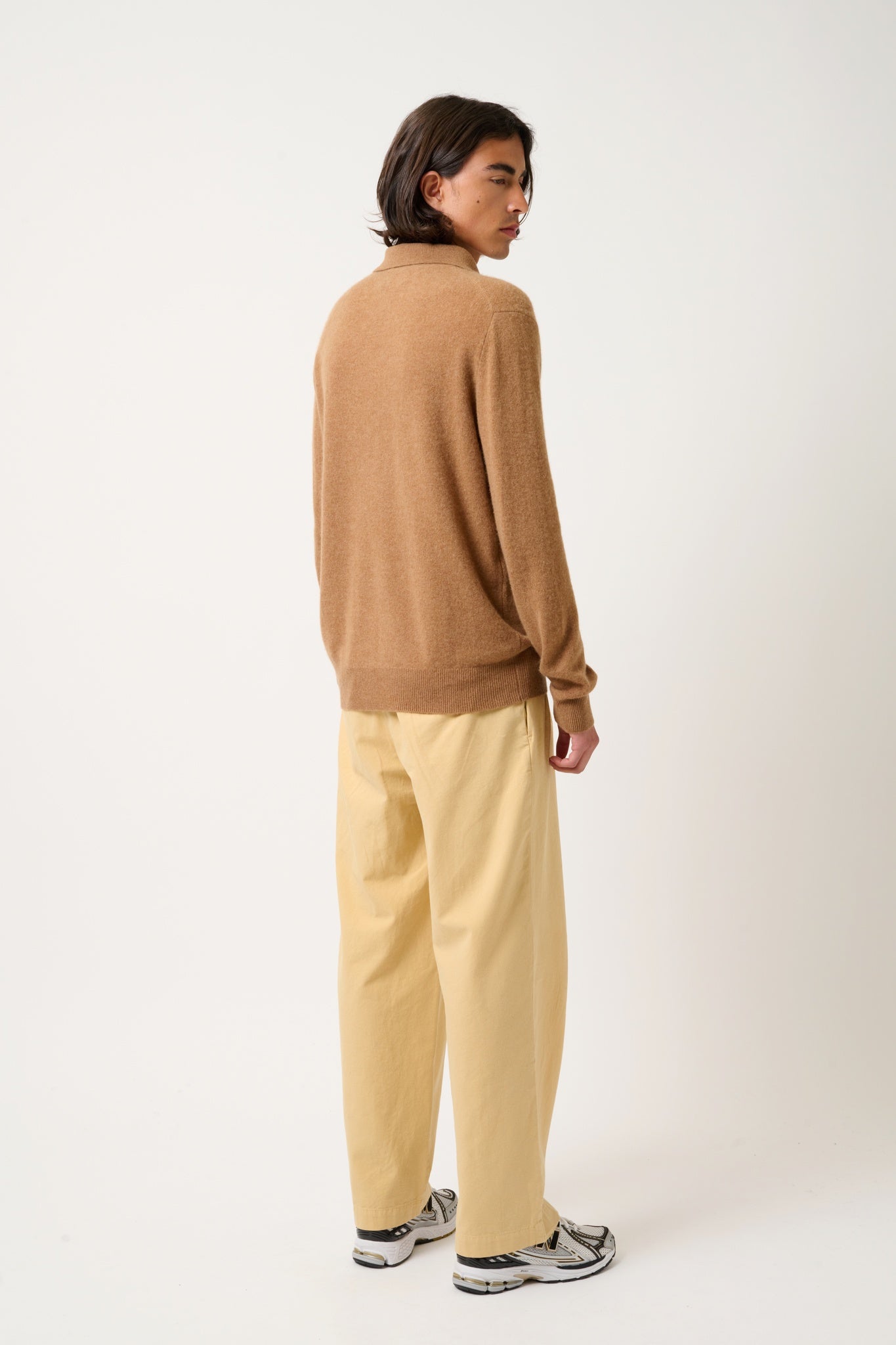 CHARVET haselnussfarbenes Langarm-Poloshirt aus 100 % Kaschmir