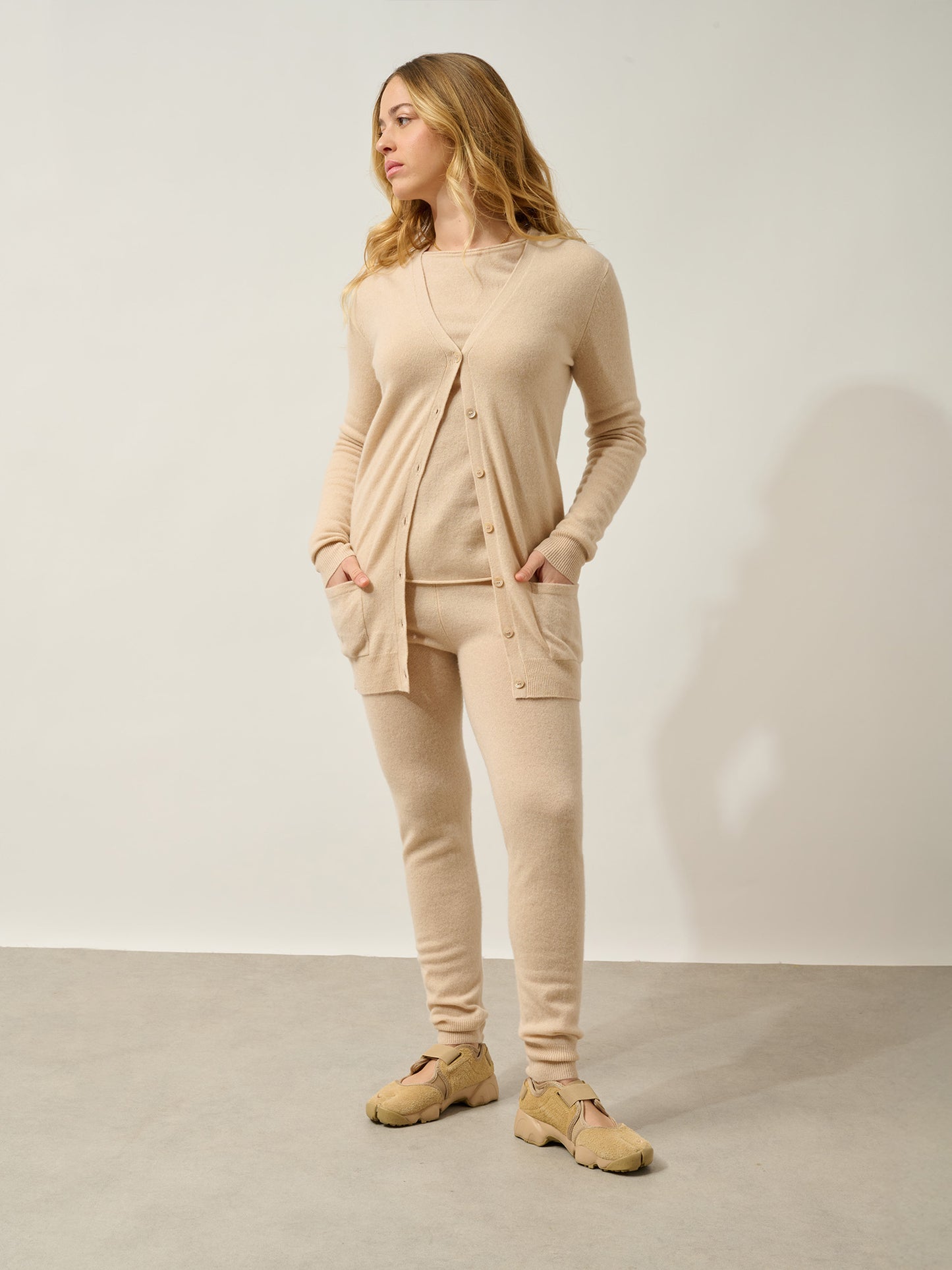 CIMET Strickjacke mit V-Ausschnitt sandfarben 100% Kaschmir