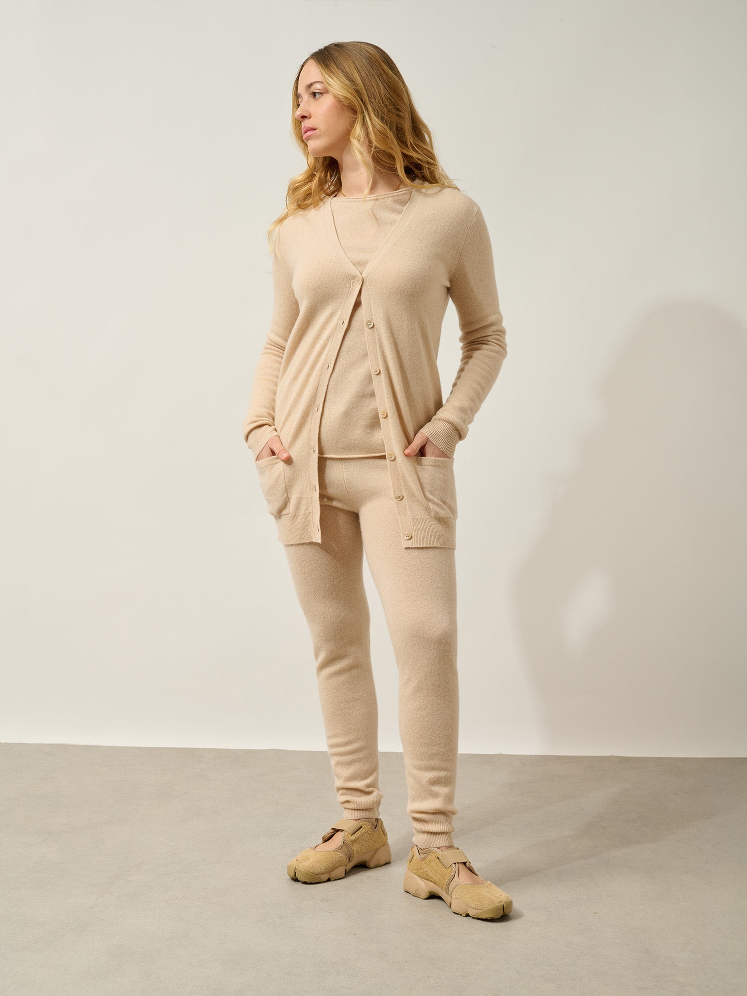 CIMET Strickjacke mit V-Ausschnitt sandfarben 100% Kaschmir