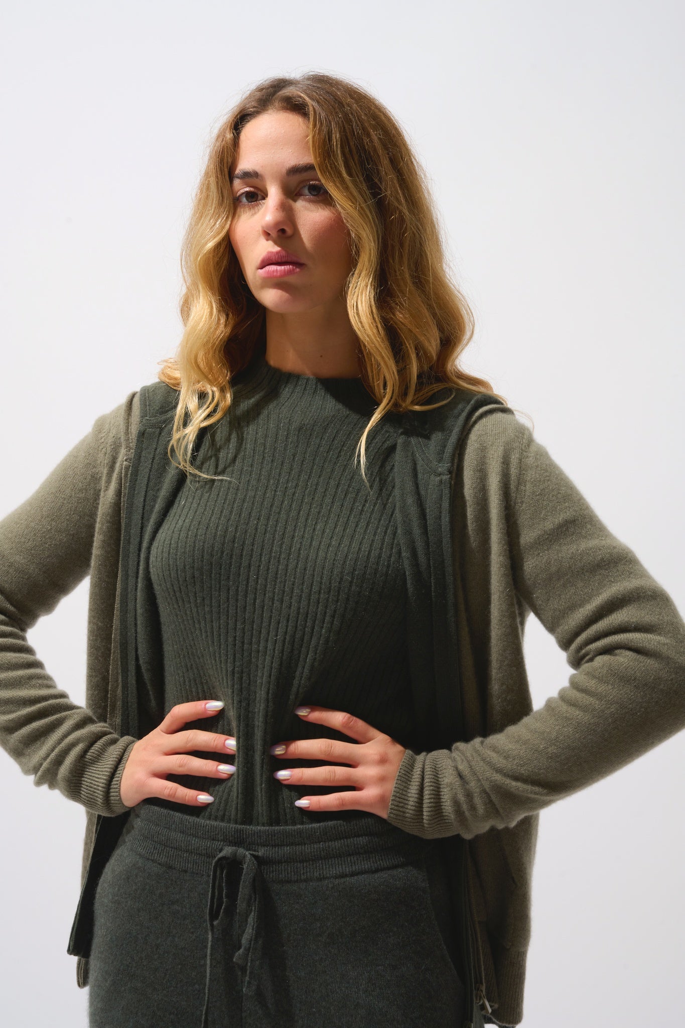 COLOMBIS Army Weste mit Kapuze und Reißverschluss, 100 % Kaschmir