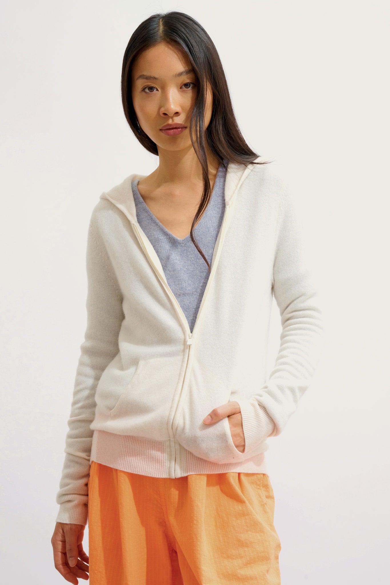 COLOMBIS Elfenbeinfarbene Strickjacke mit Kapuze und Reißverschluss aus 100 % Kaschmir