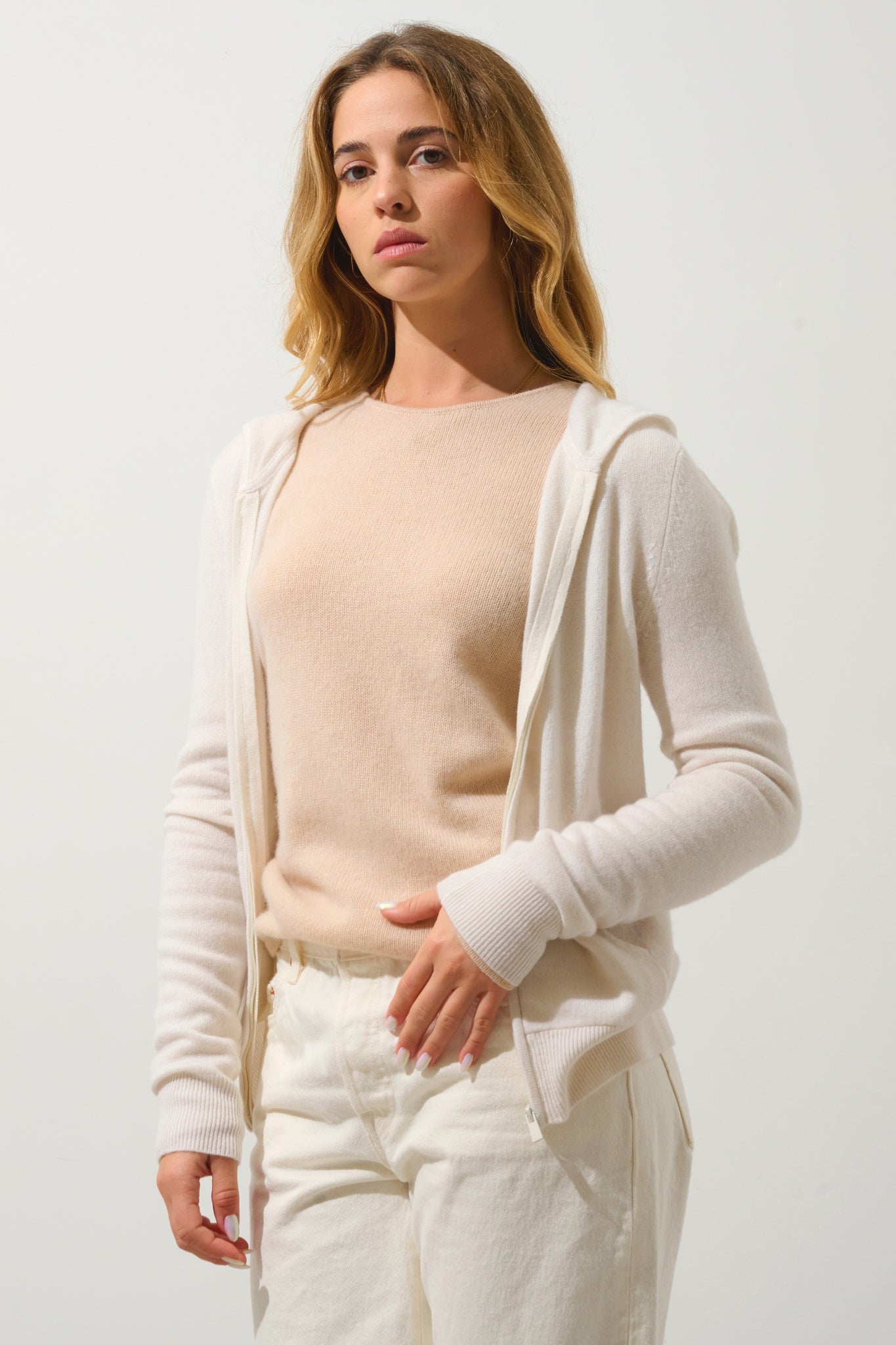 COLOMBIS Elfenbeinfarbene Strickjacke mit Kapuze und Reißverschluss aus 100 % Kaschmir