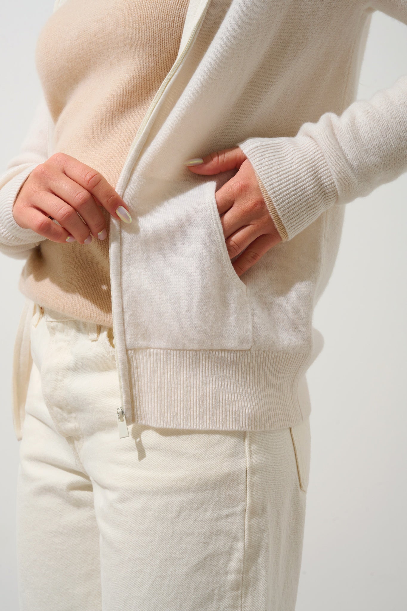 COLOMBIS Elfenbeinfarbene Strickjacke mit Kapuze und Reißverschluss aus 100 % Kaschmir