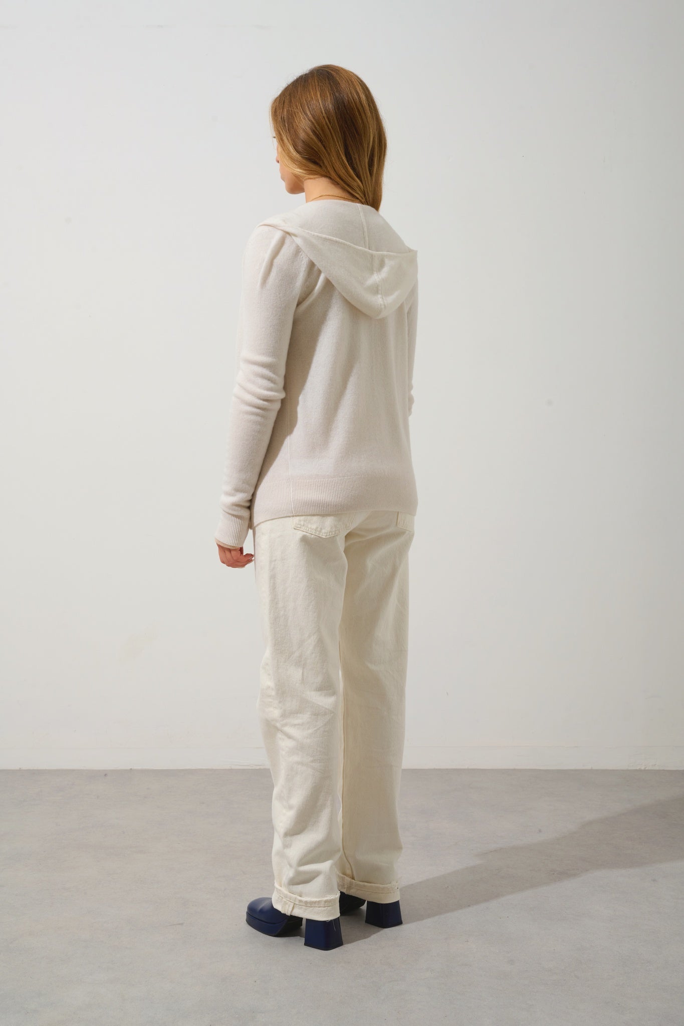 COLOMBIS Elfenbeinfarbene Strickjacke mit Kapuze und Reißverschluss aus 100 % Kaschmir