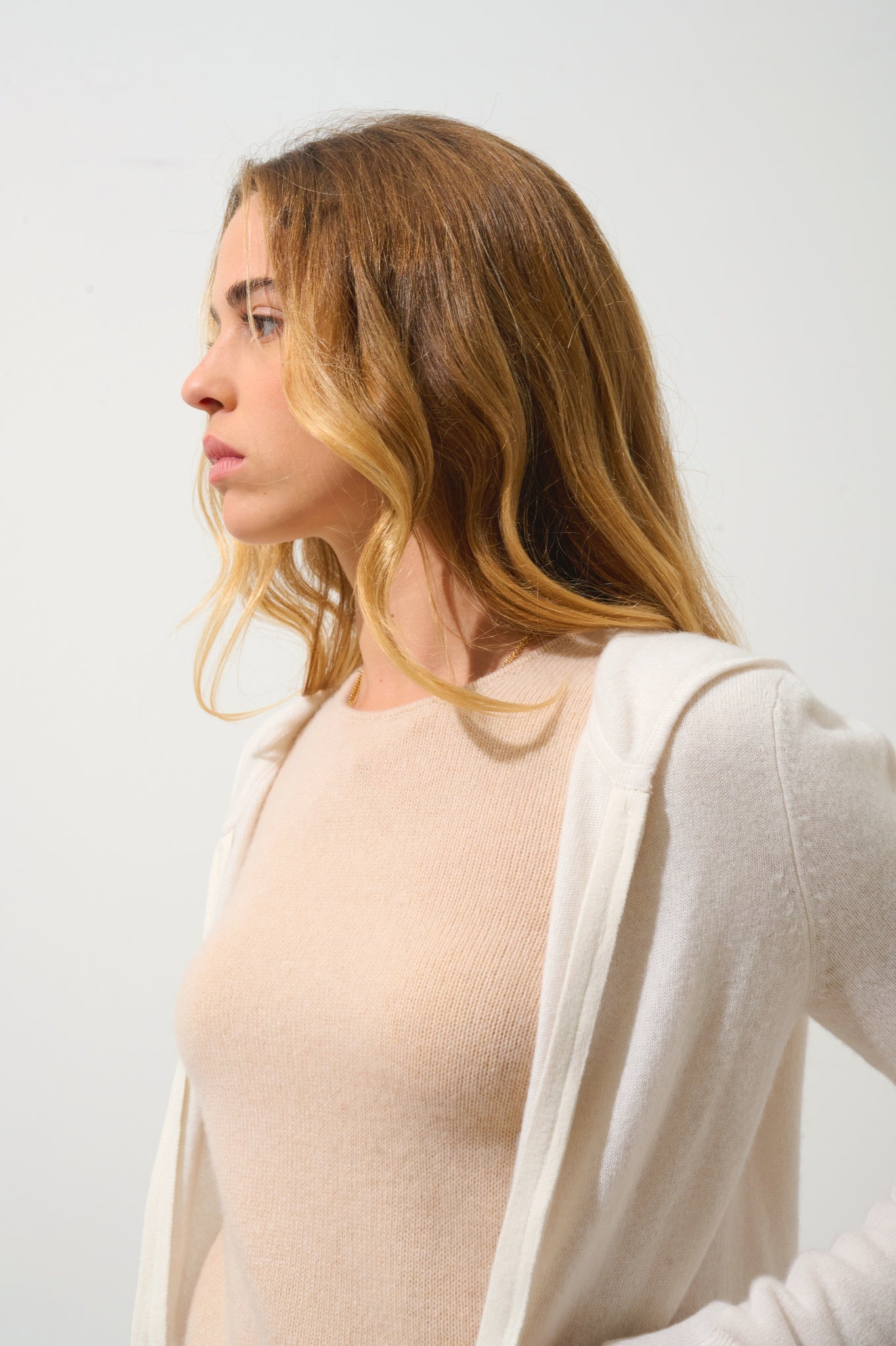 COLOMBIS Elfenbeinfarbene Strickjacke mit Kapuze und Reißverschluss aus 100 % Kaschmir