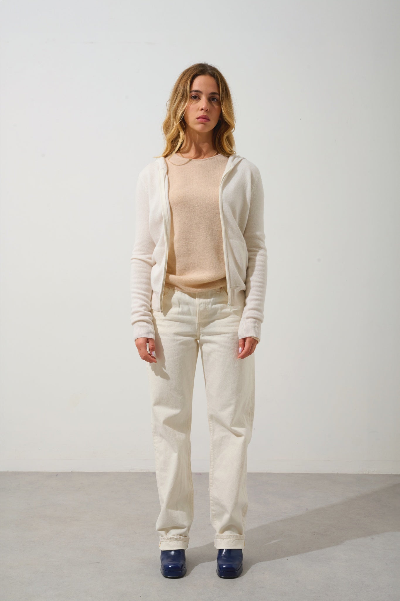 COLOMBIS Elfenbeinfarbene Strickjacke mit Kapuze und Reißverschluss aus 100 % Kaschmir