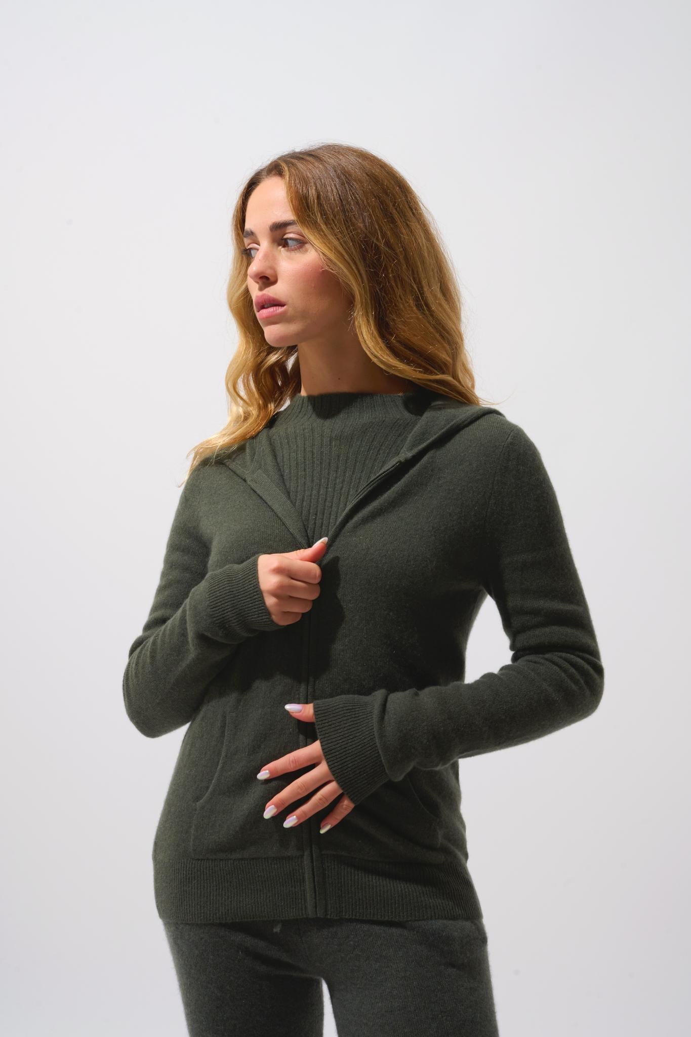 COLOMBIS khakifarbene Weste mit Kapuze und Reißverschluss, 100 % Kaschmir