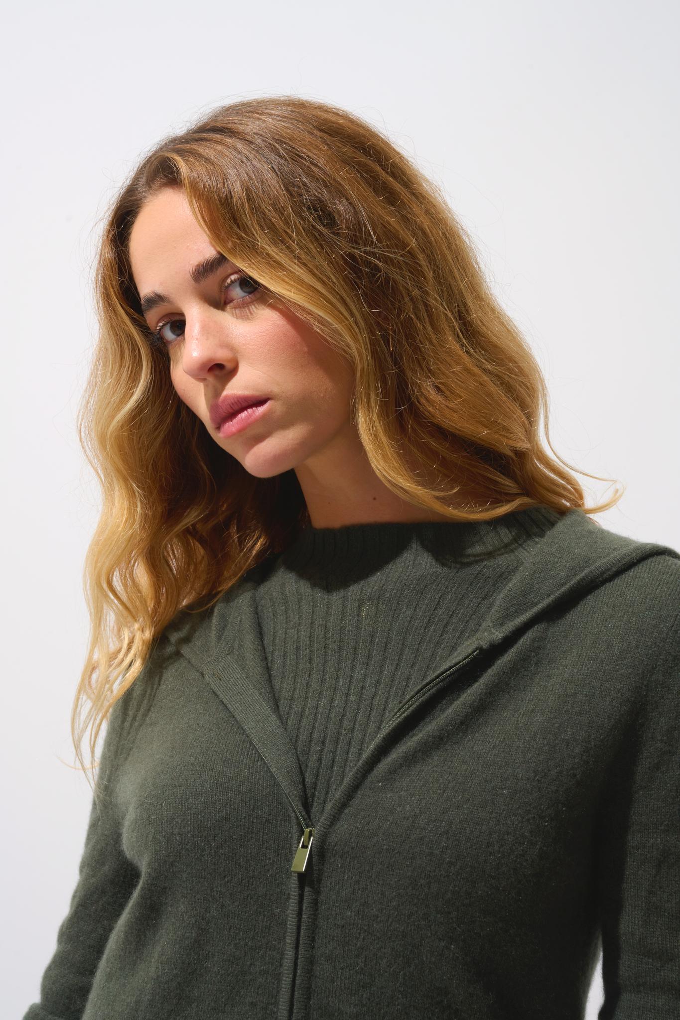 COLOMBIS khakifarbene Weste mit Kapuze und Reißverschluss, 100 % Kaschmir