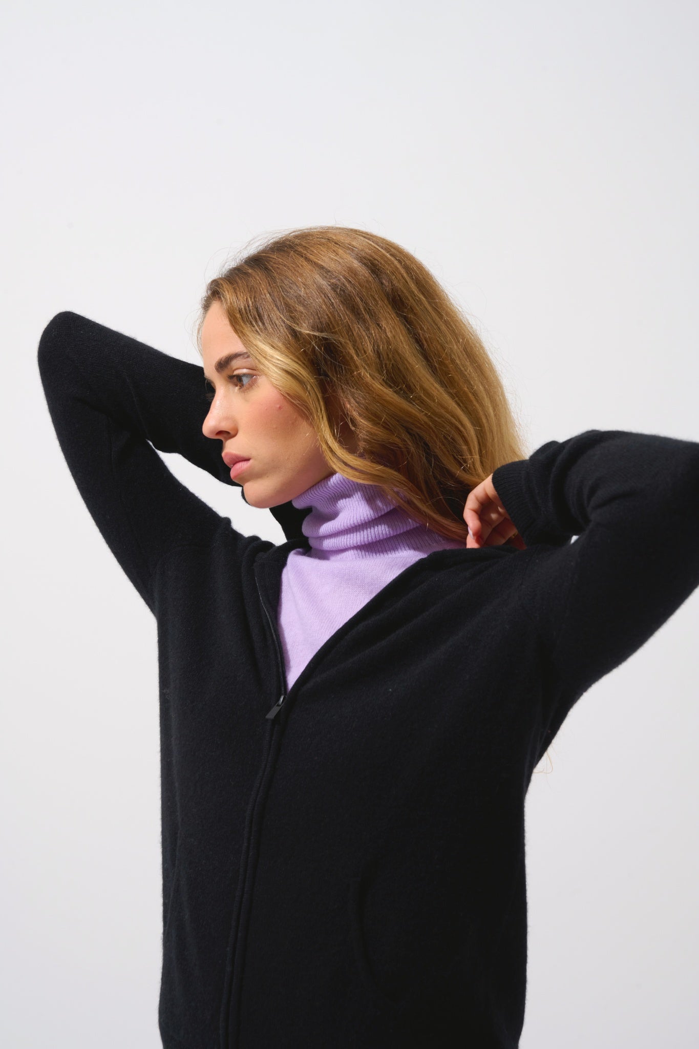 COLOMBIS schwarze Weste mit Kapuze und Reißverschluss aus 100 % Kaschmir