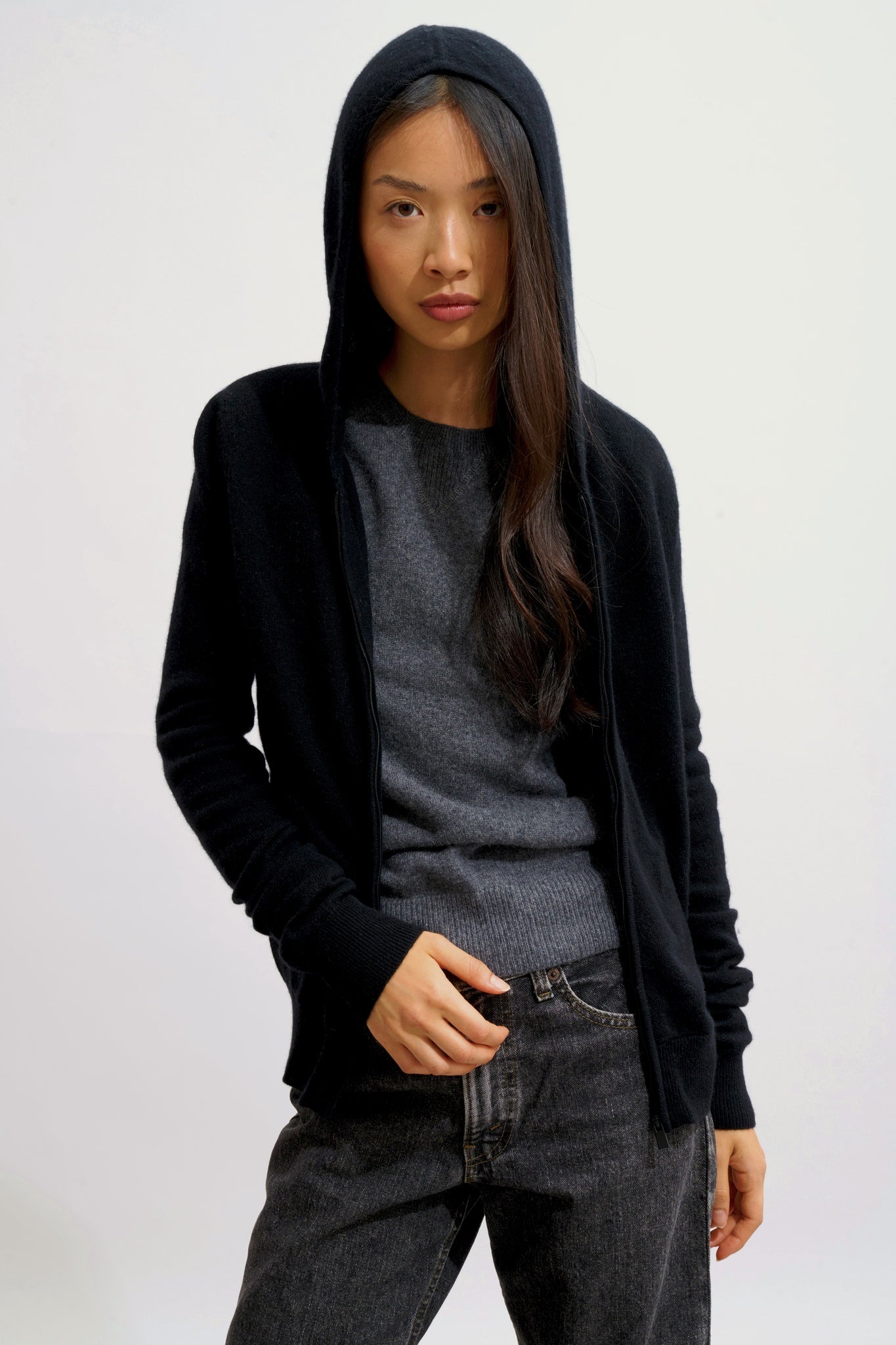 COLOMBIS schwarze Weste mit Kapuze und Reißverschluss aus 100 % Kaschmir