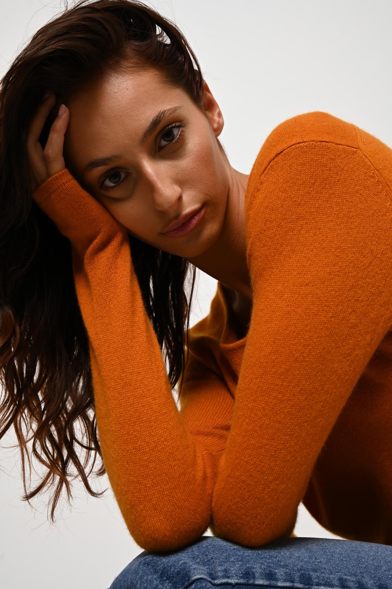 CRIOU Pullover mit ockerfarbenem Bootsausschnitt aus 100% Kaschmir