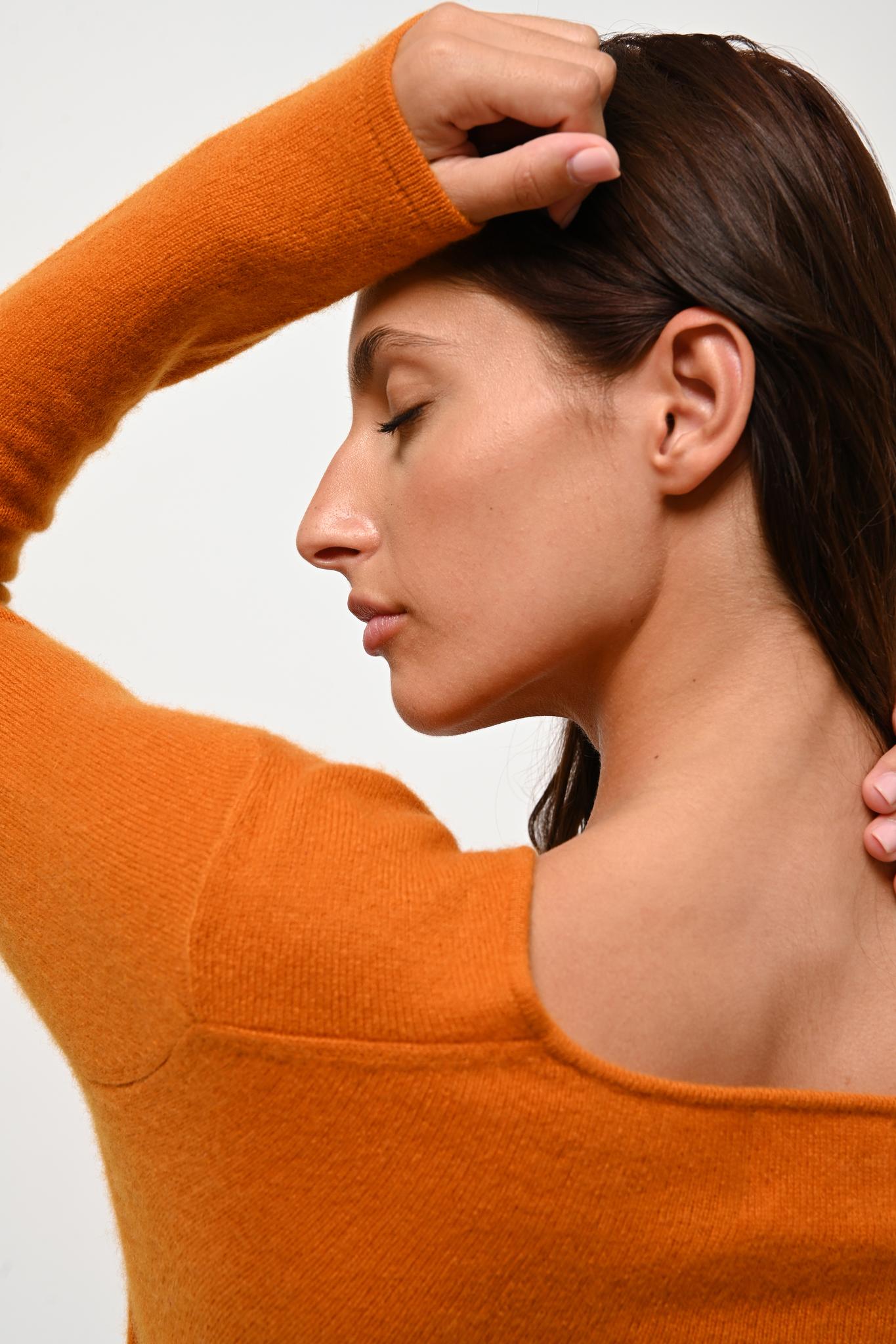 CRIOU Pullover mit ockerfarbenem Bootsausschnitt aus 100% Kaschmir