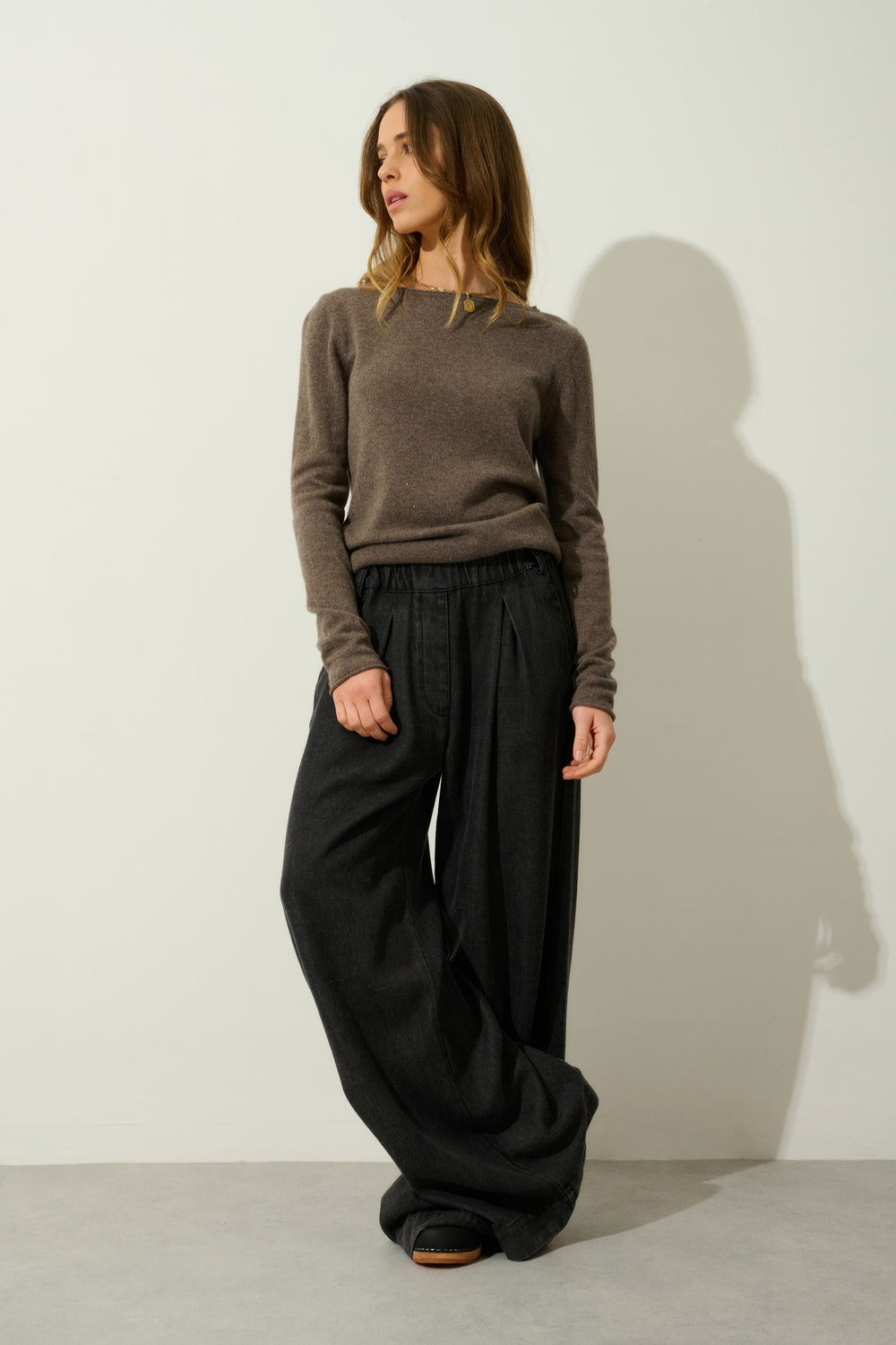 CRIOU Pullover mit U-Boot-Ausschnitt in meliertem Taupe, 100 % Kaschmir