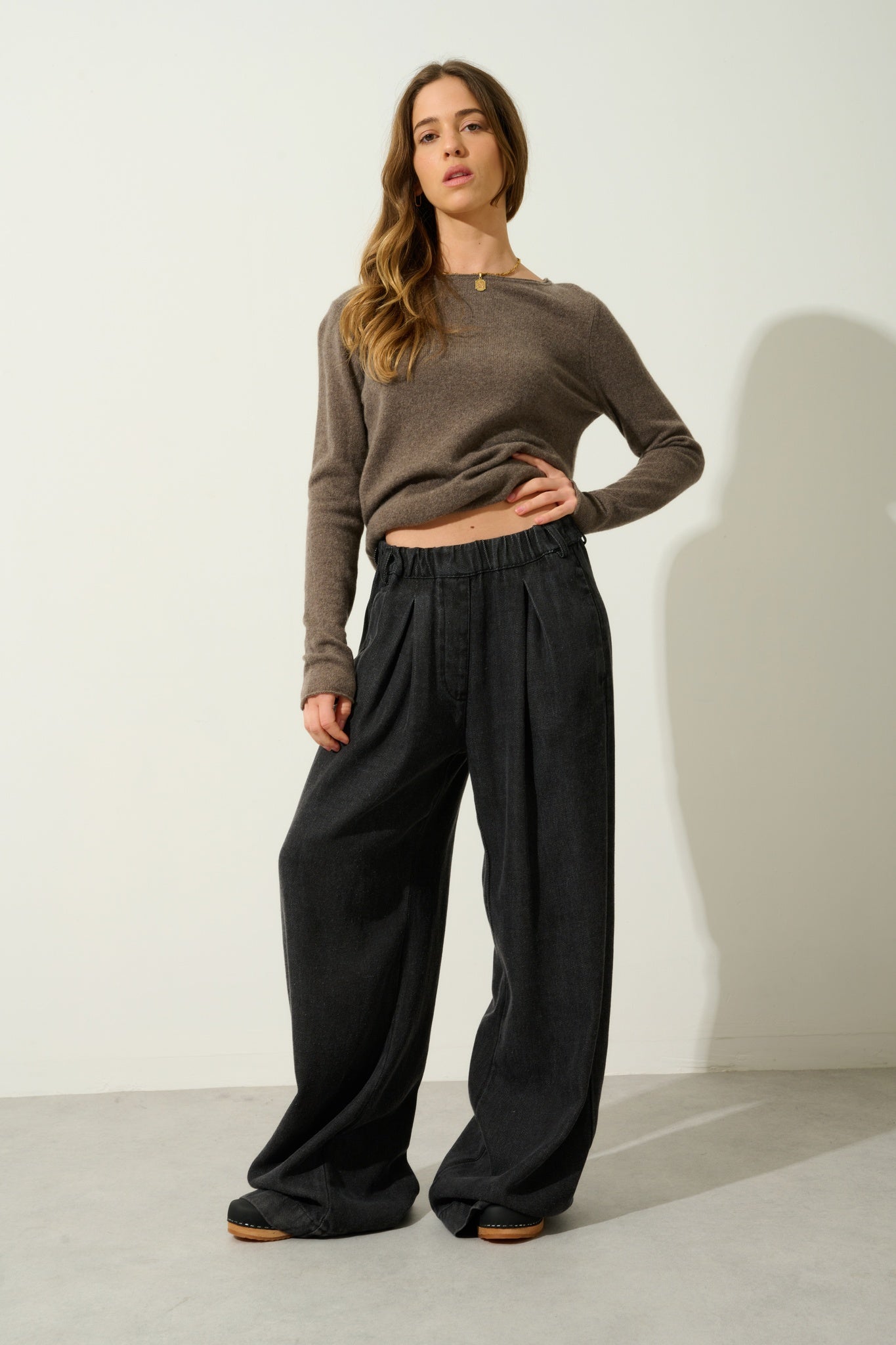 CRIOU Pullover mit U-Boot-Ausschnitt in meliertem Taupe, 100 % Kaschmir