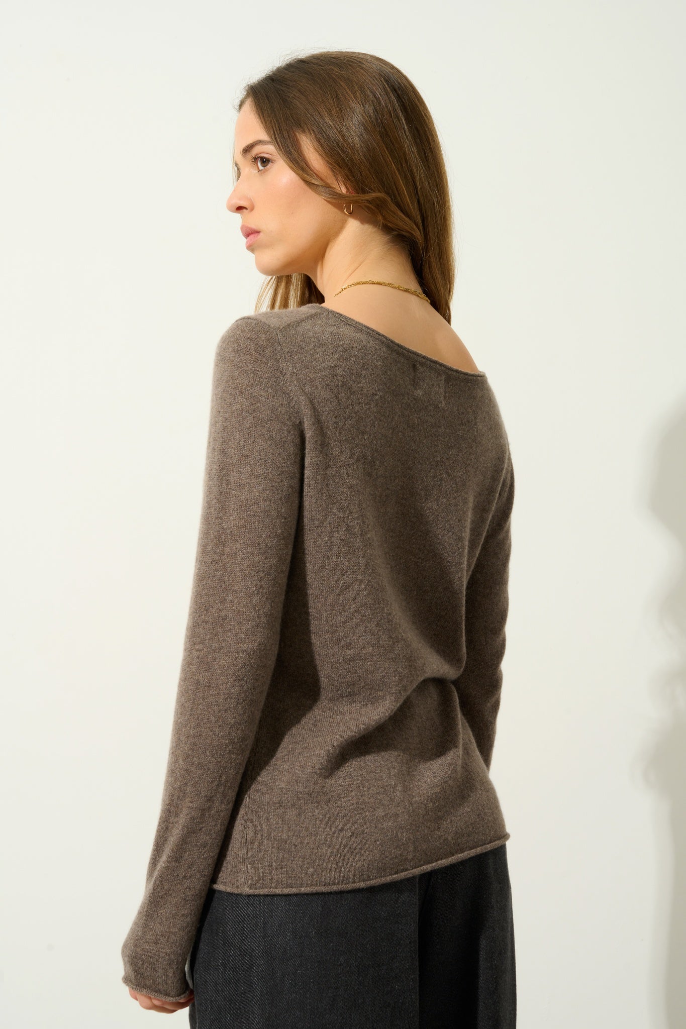 CRIOU Pullover mit U-Boot-Ausschnitt in meliertem Taupe, 100 % Kaschmir