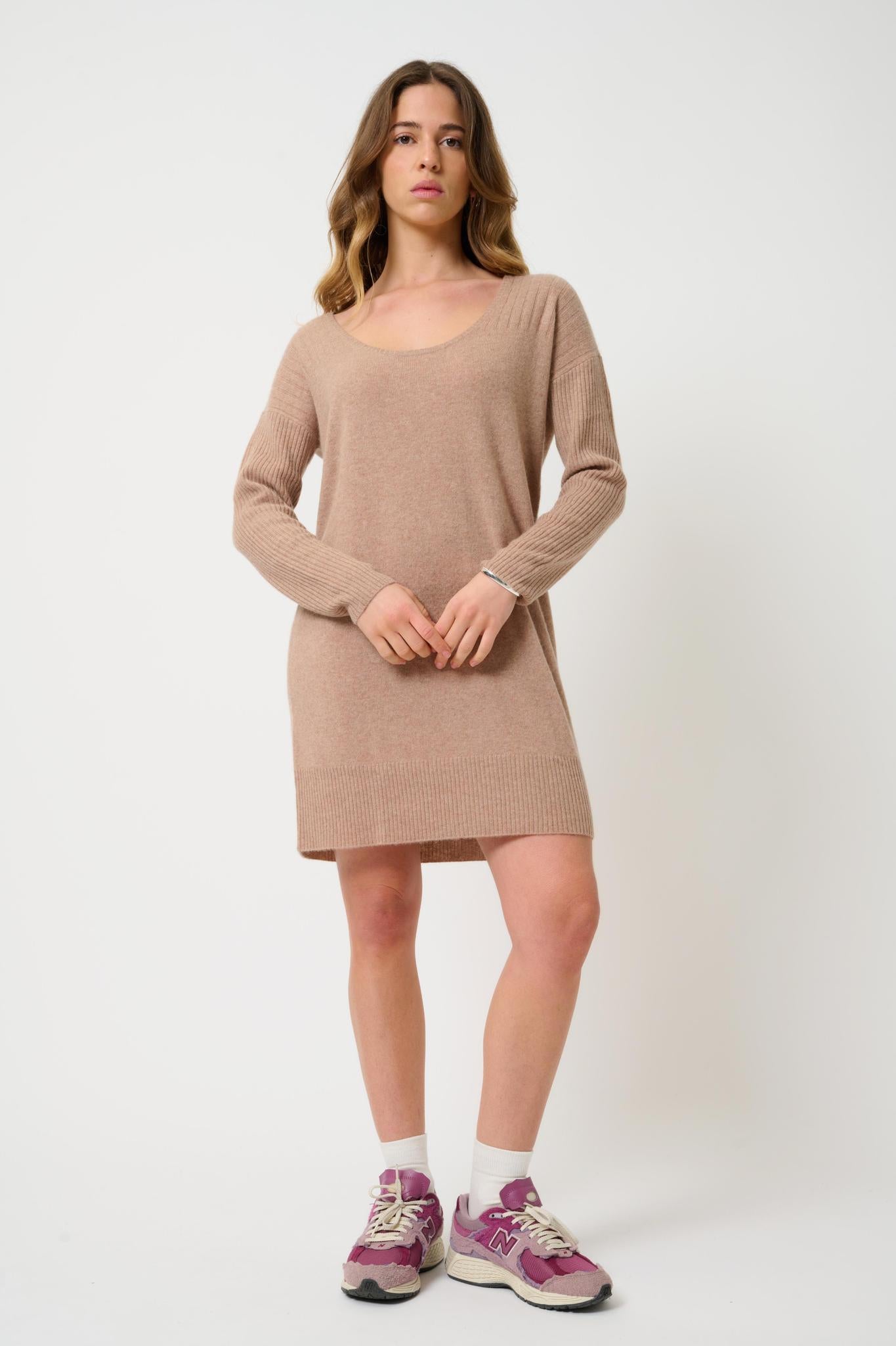 DANA – Kamelmeliertes Kleid mit U-Ausschnitt aus 100 % Kaschmir