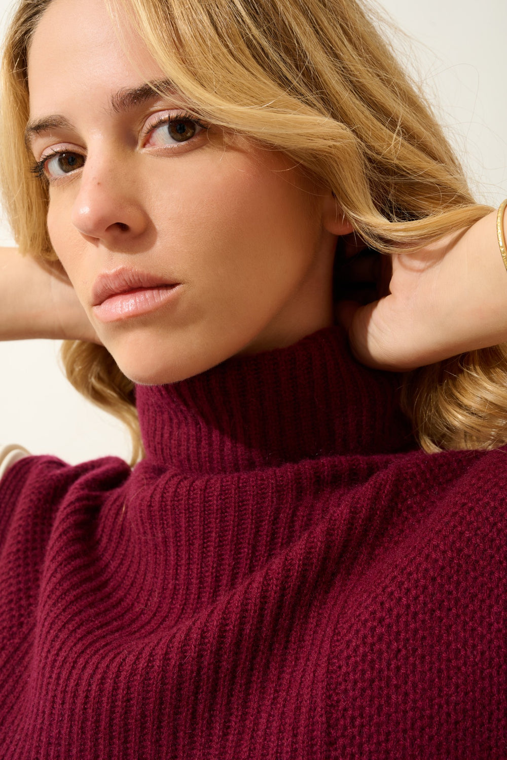 demi poncho ouvert col roulé 4 fils bordeaux 100% cachemire