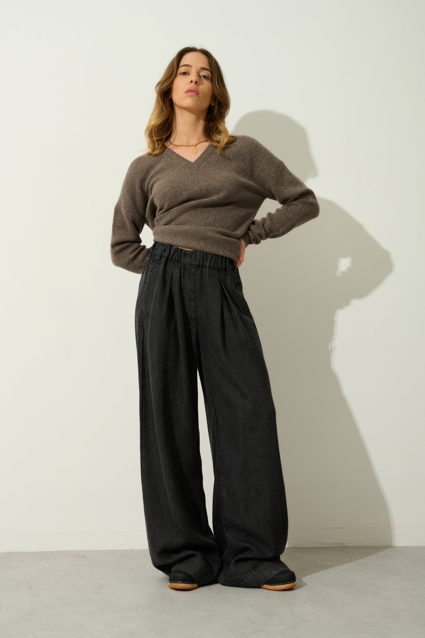 DOTY 4-fädiger taupemelierter Pullover mit V-Ausschnitt, 100 % Kaschmir