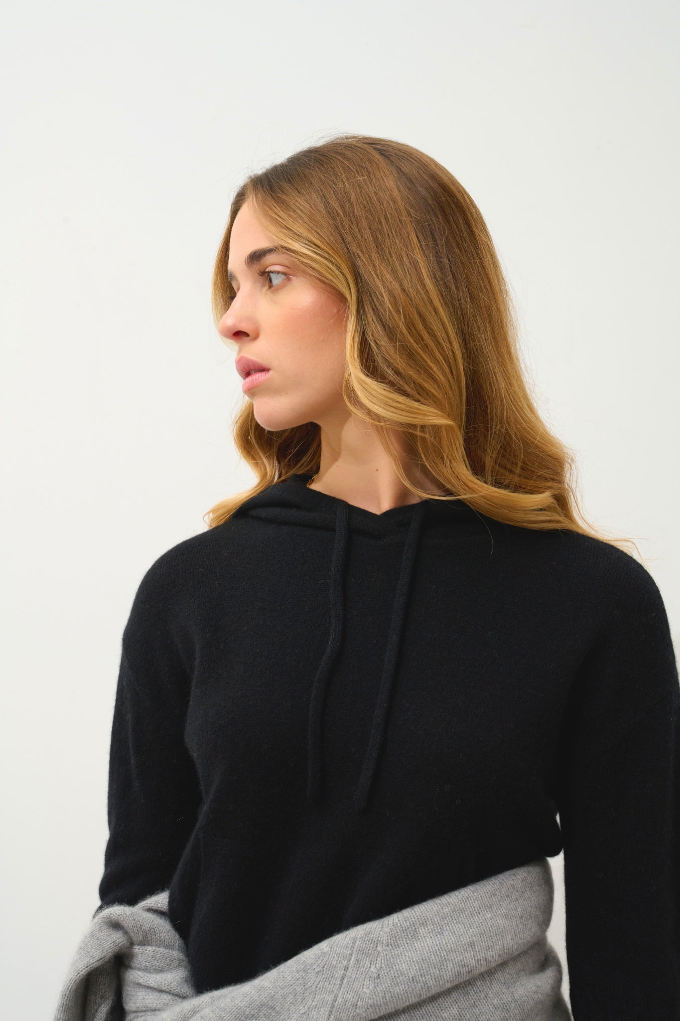 ELOWEN pull capuche noir 100% cachemire