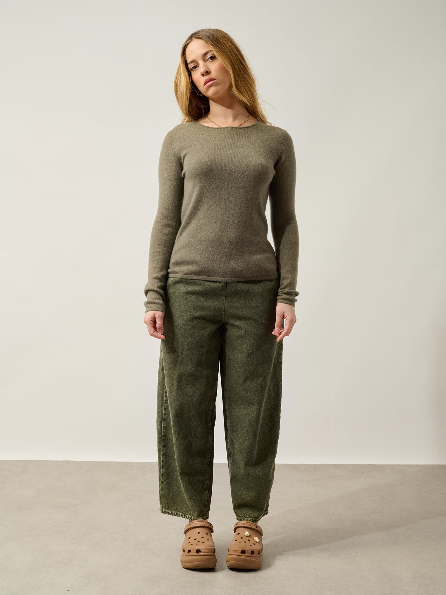 EPÉNA Pullover mit Rundhalsausschnitt army 100% Kaschmir