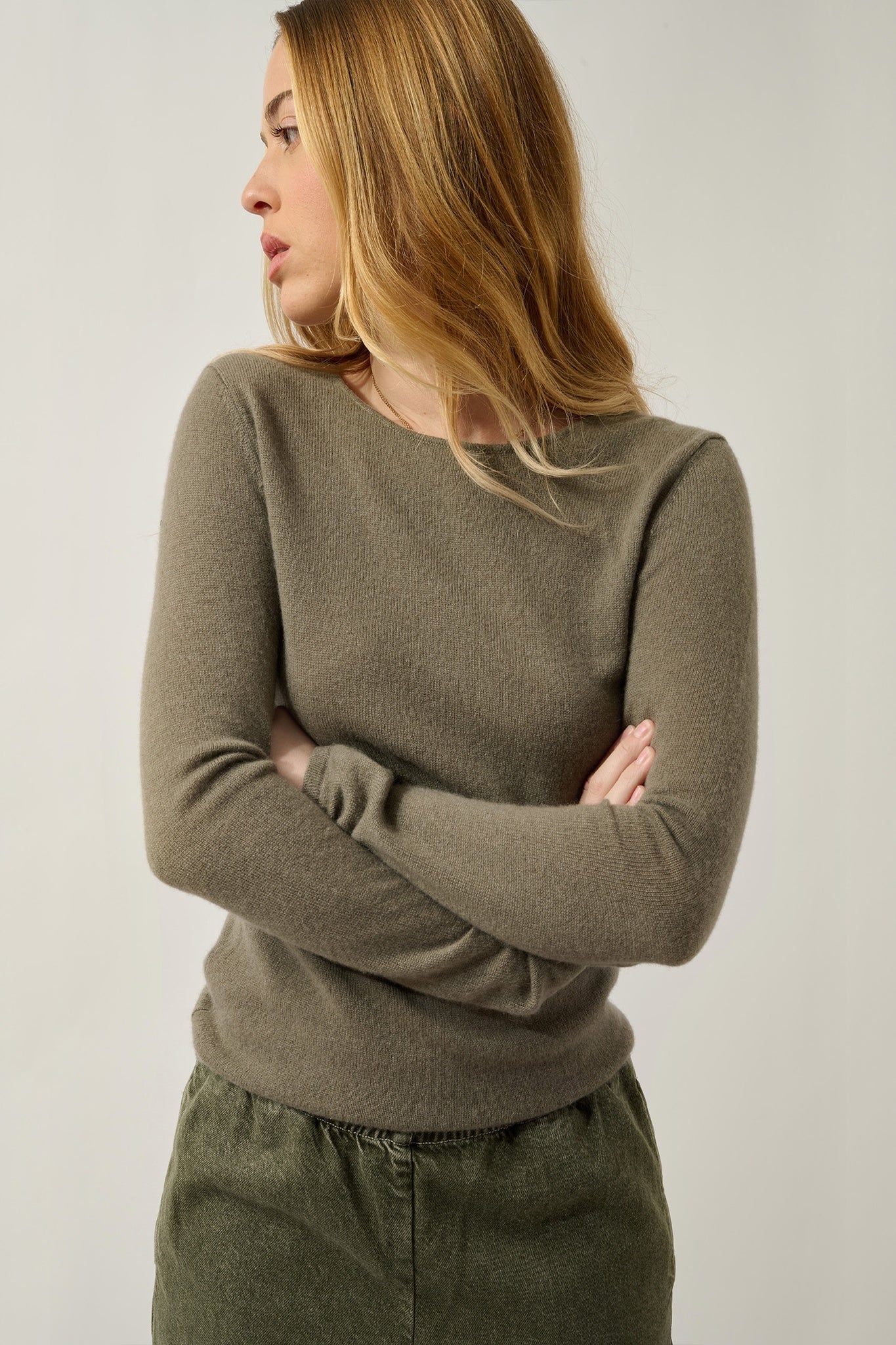 EPÉNA Pullover mit Rundhalsausschnitt army 100% Kaschmir