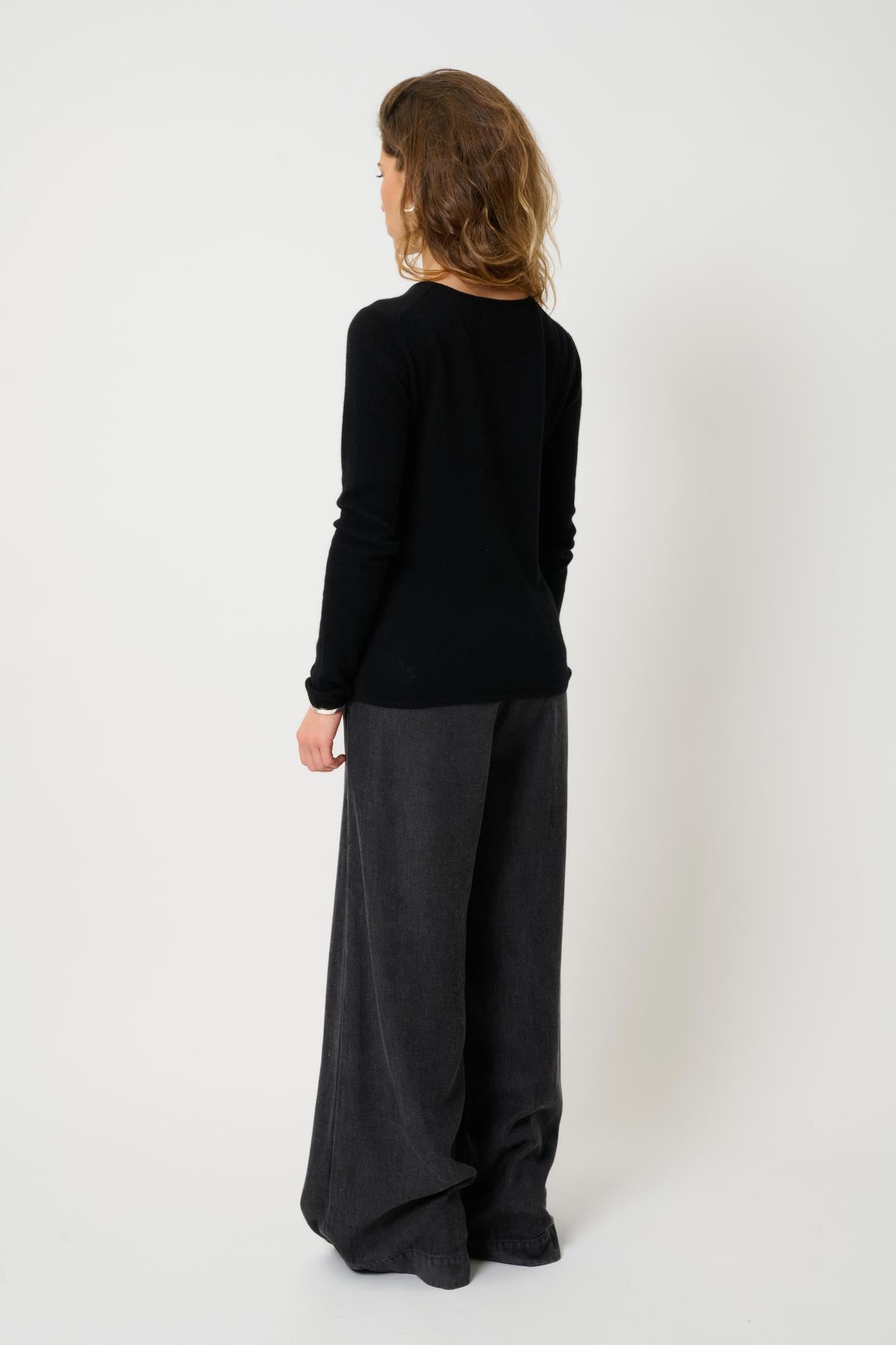 EPÉNA black round-neck sweater 100% cashmere