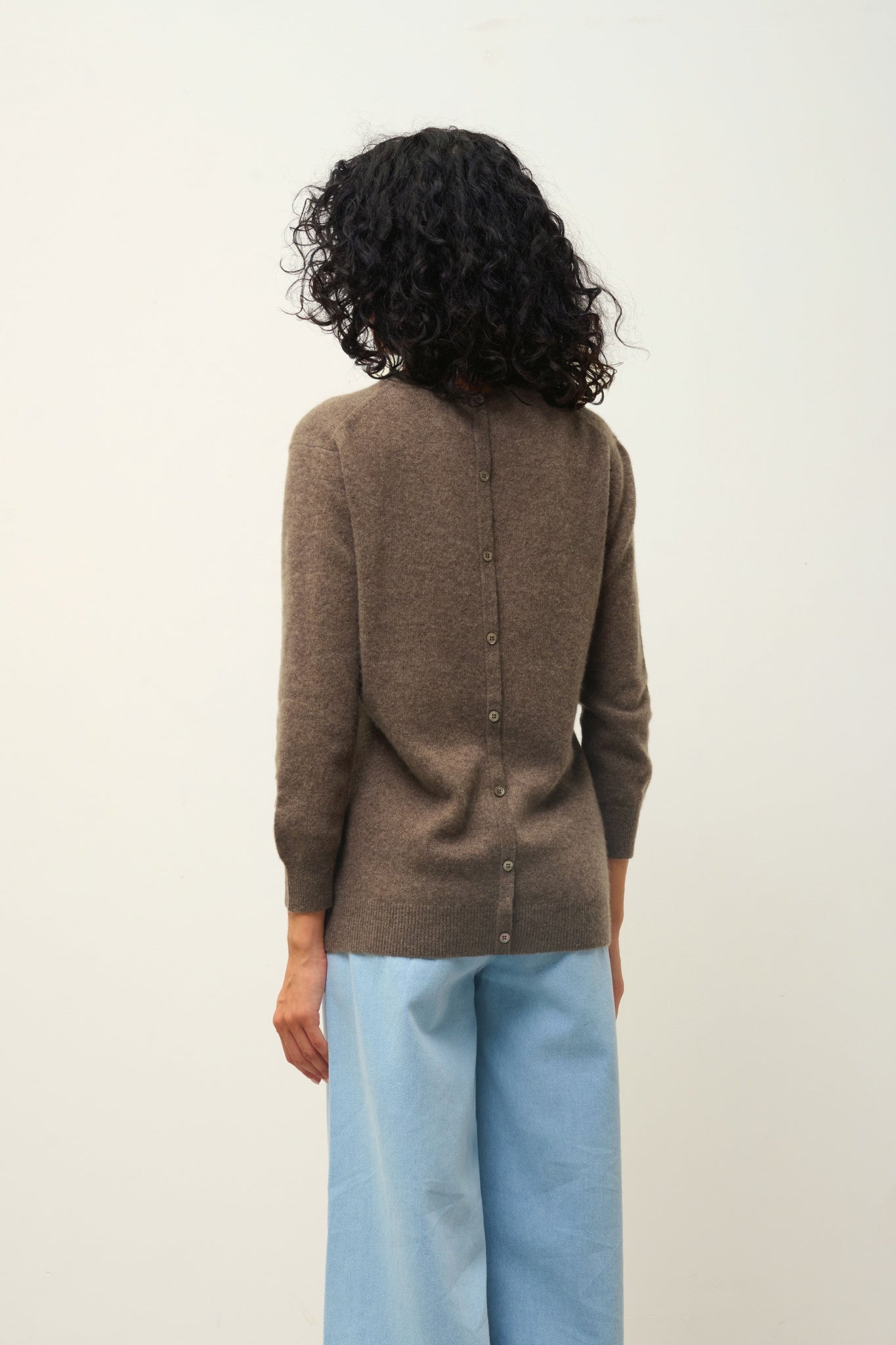 ESTARIS pull col rond boutonné dos taupe chiné 100% cachemire