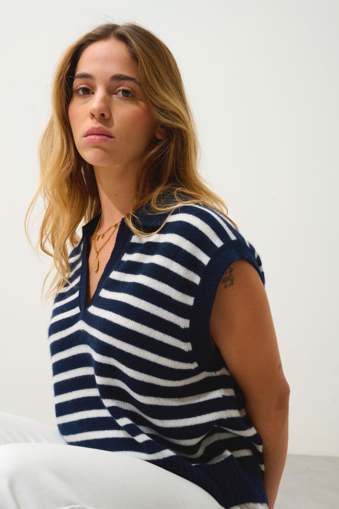 FELINA pull col polo ouvert sans manches 4 fils bi-color navy/ivoire 100% cachemire
