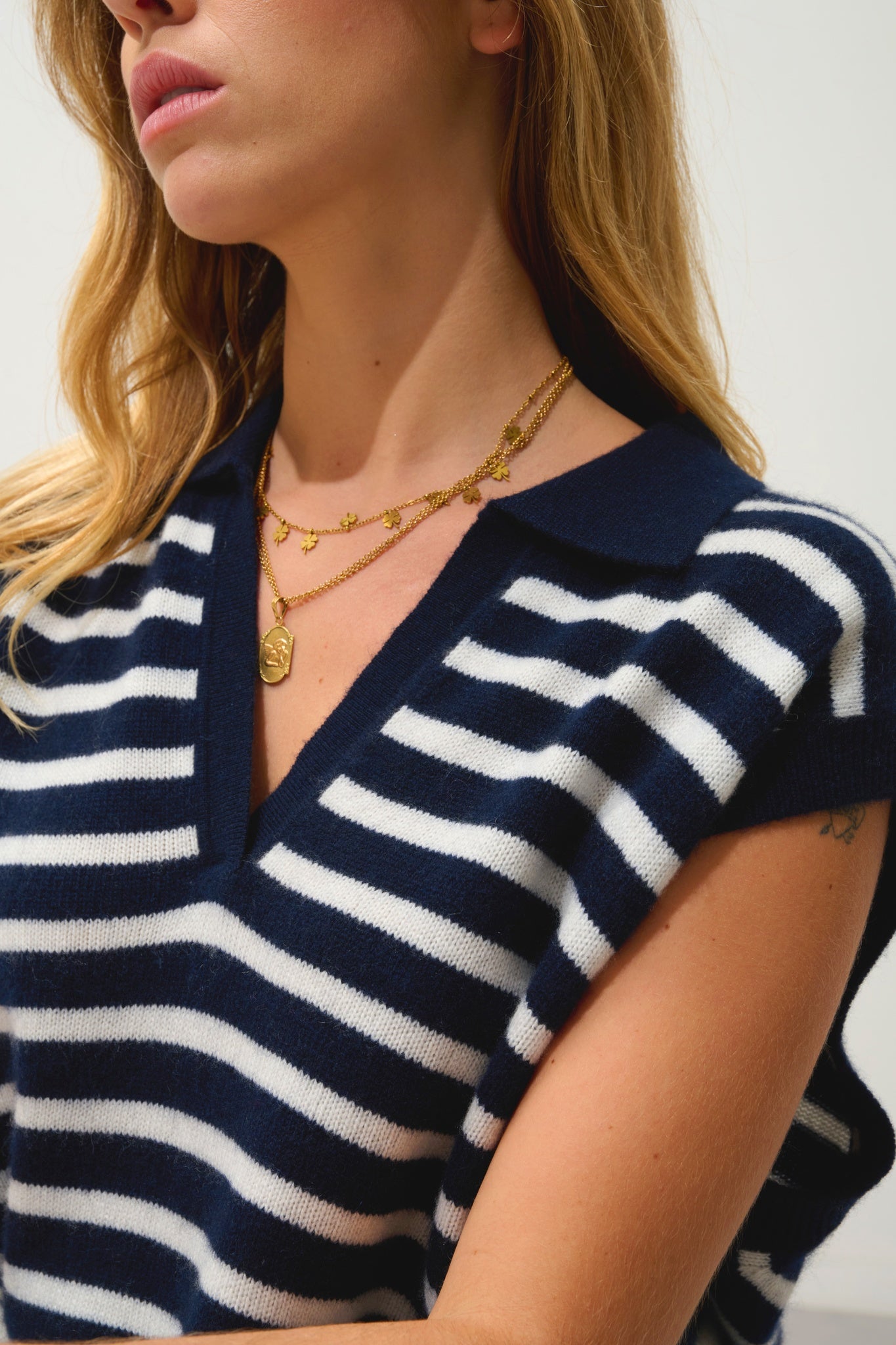 FELINA pull col polo ouvert sans manches 4 fils bi-color navy/ivoire 100% cachemire