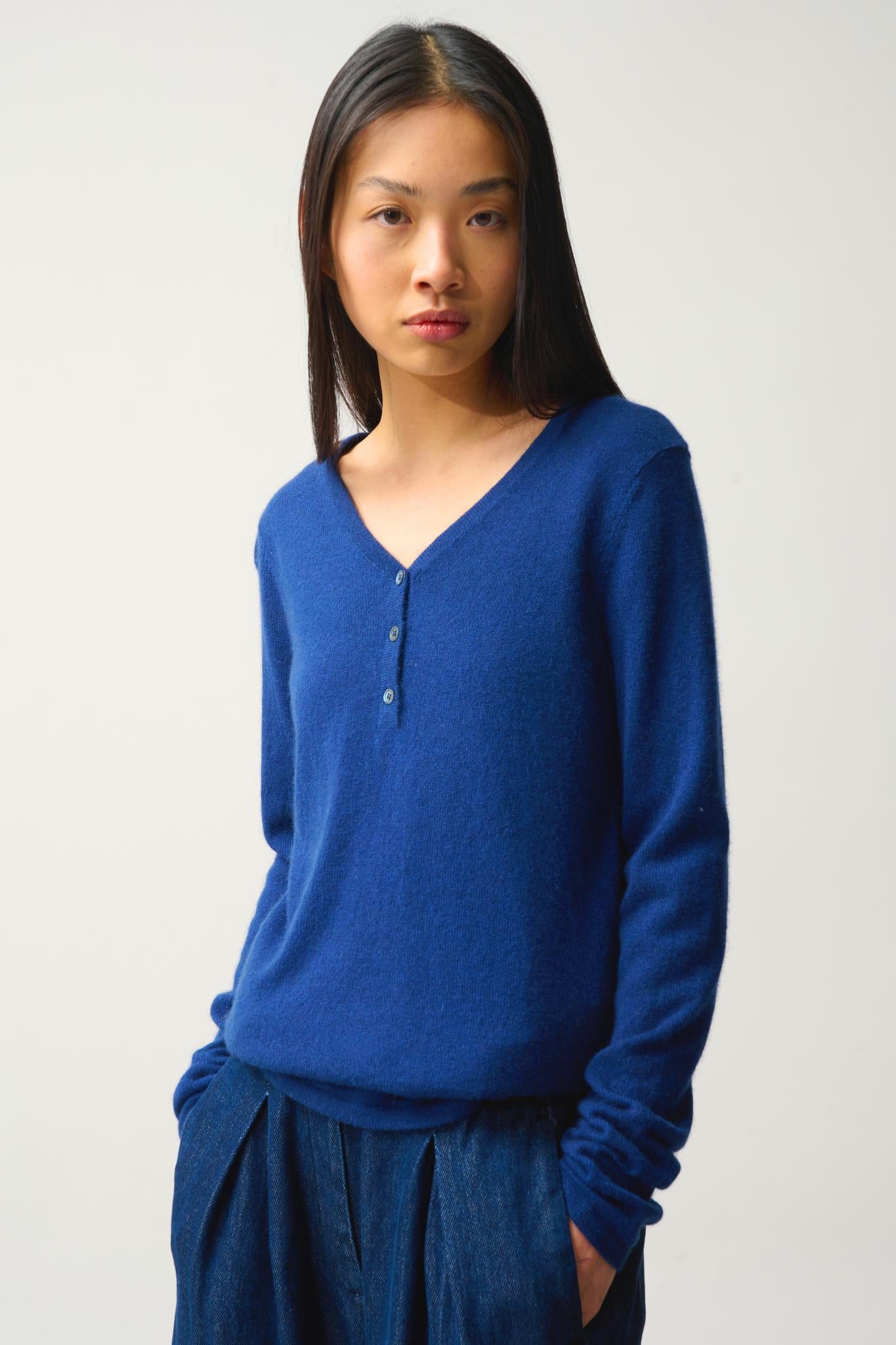 GABLE Pullover mit V-Ausschnitt und Knöpfen Mitternacht 100% Kaschmir