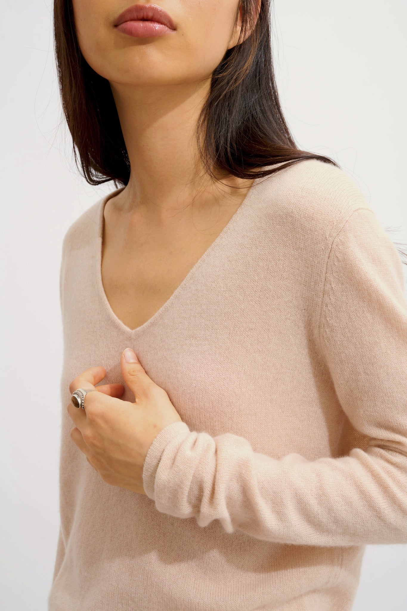 GALISE Pullover mit V-Ausschnitt in Nude aus 100% Kaschmir