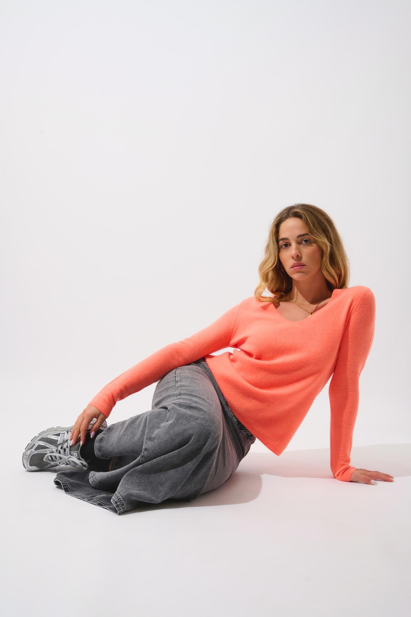GALISE Pullover mit V-Ausschnitt in fluoreszierendem Orange aus 100% Kaschmir