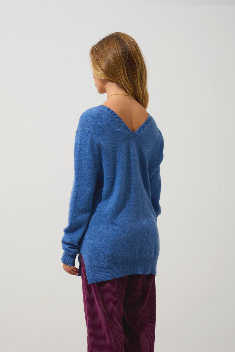 GIEGN v-neck sweater denim blue front and back 100% cashmere