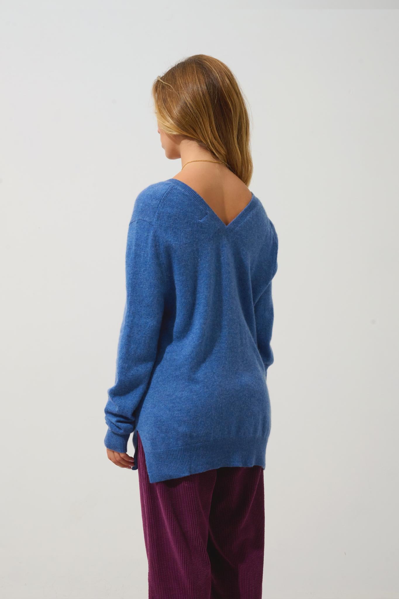 GIEGN v-neck sweater denim blue front and back 100% cashmere