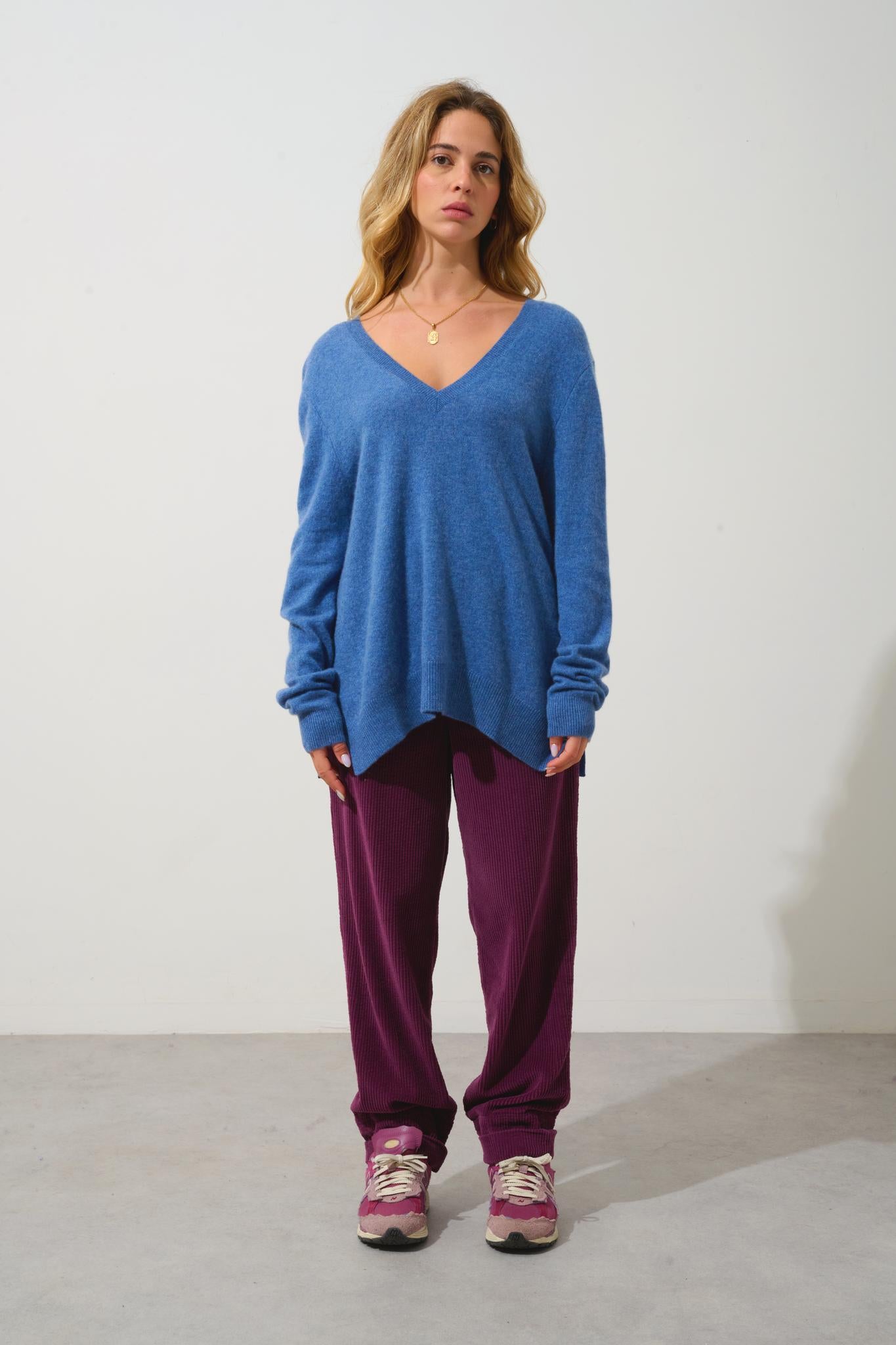 GIEGN v-neck sweater denim blue front and back 100% cashmere