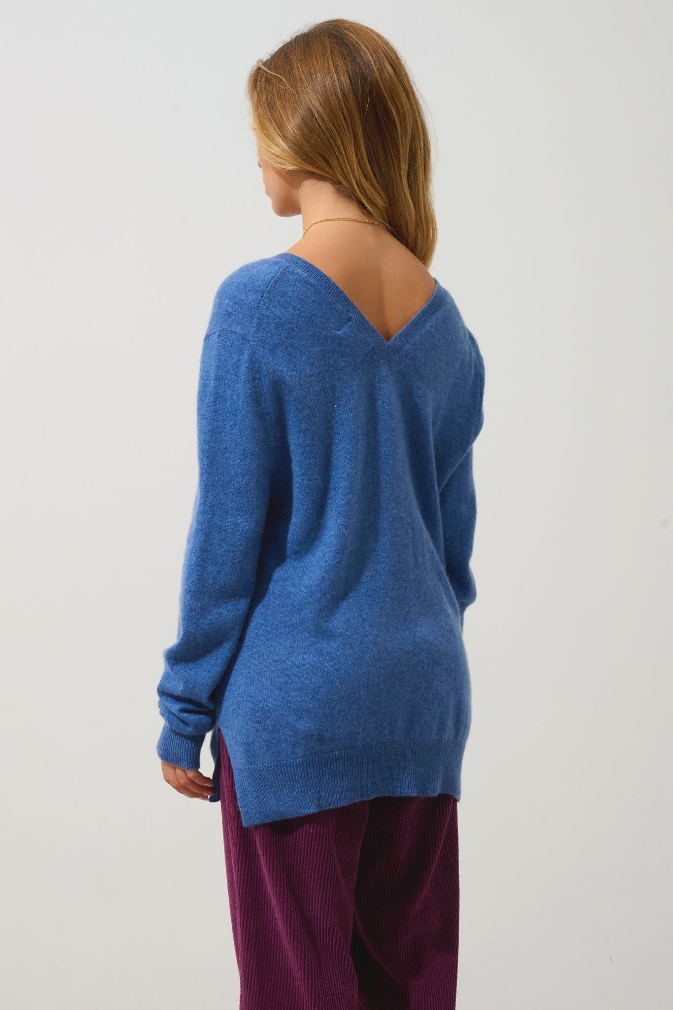 GIEGN Pullover mit V-Ausschnitt vorne und hinten in Denimblau 100% Kaschmir