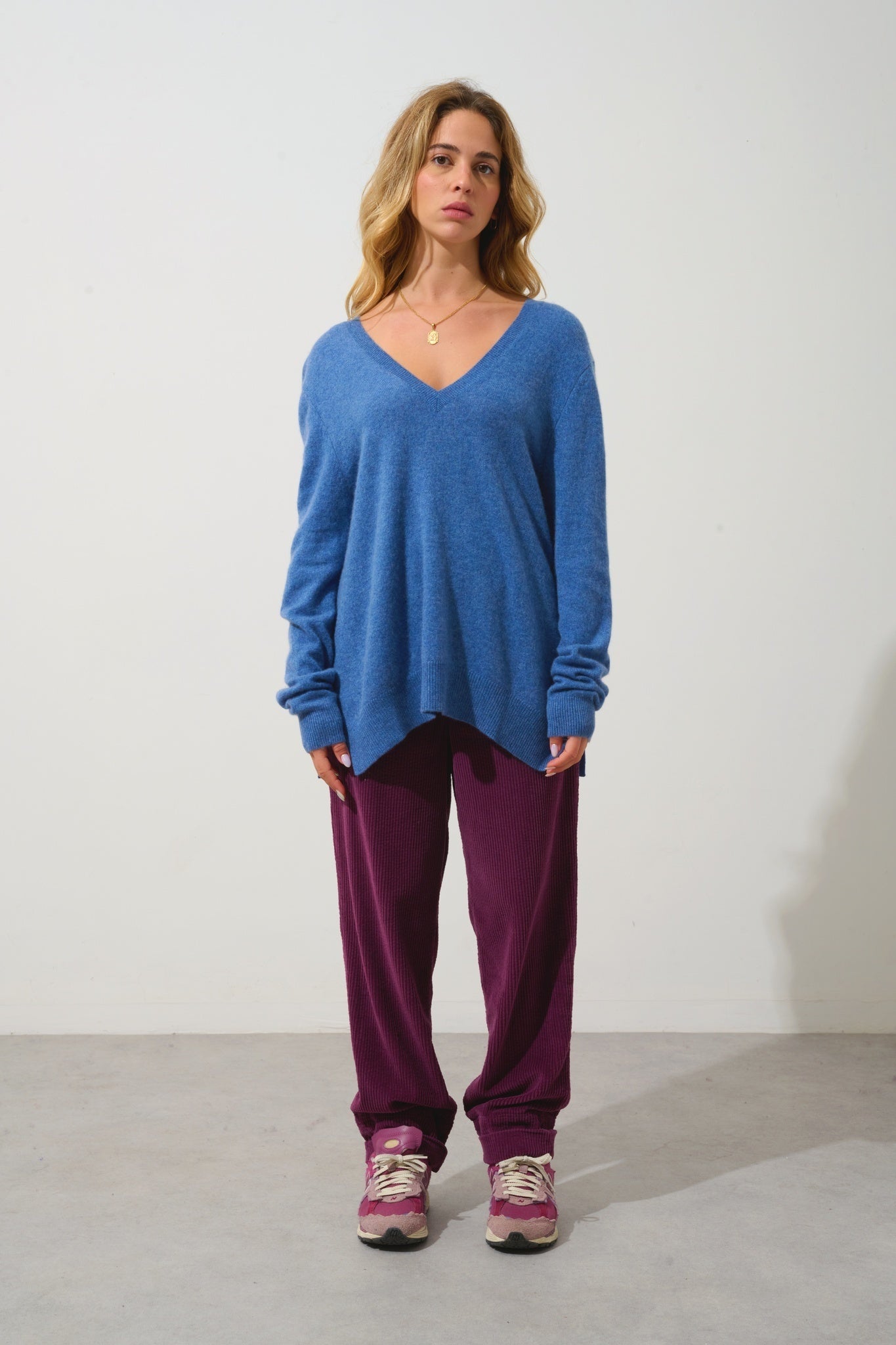 GIEGN Pullover mit V-Ausschnitt vorne und hinten in Denimblau 100% Kaschmir