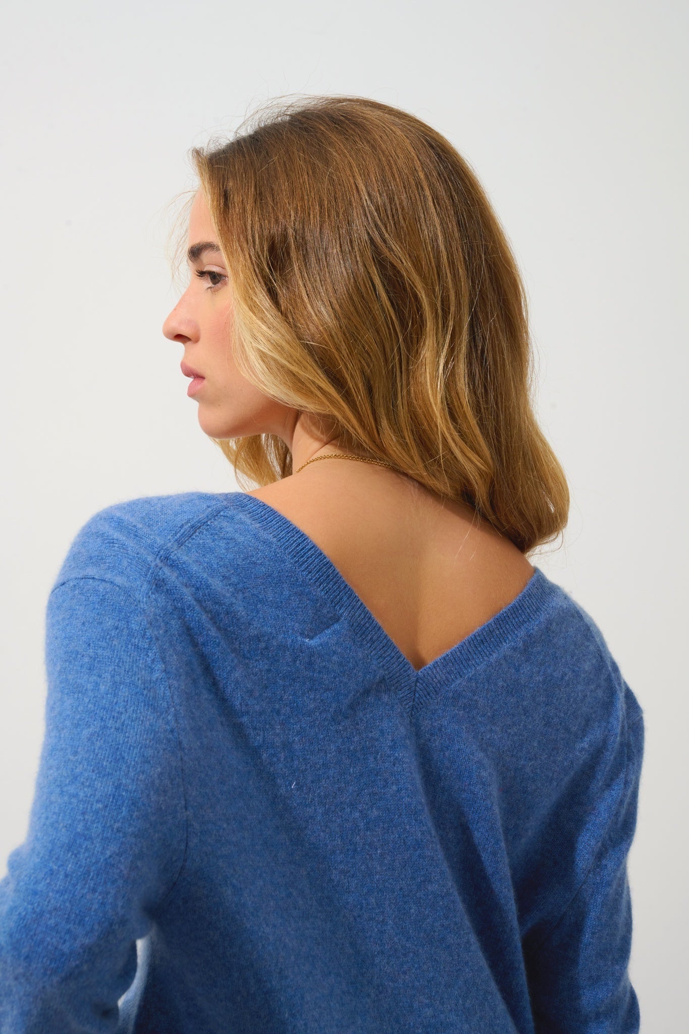 GIEGN Pullover mit V-Ausschnitt vorne und hinten in Denimblau 100% Kaschmir