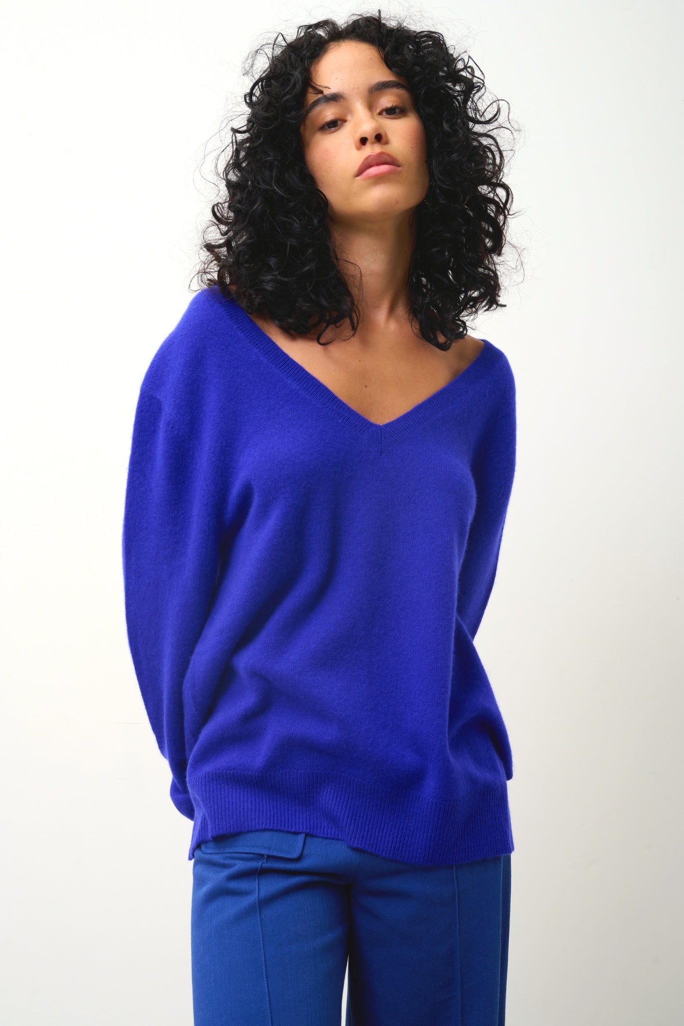 GIEGN Pullover mit V-Ausschnitt vorne und hinten Indigo 100% Kaschmir