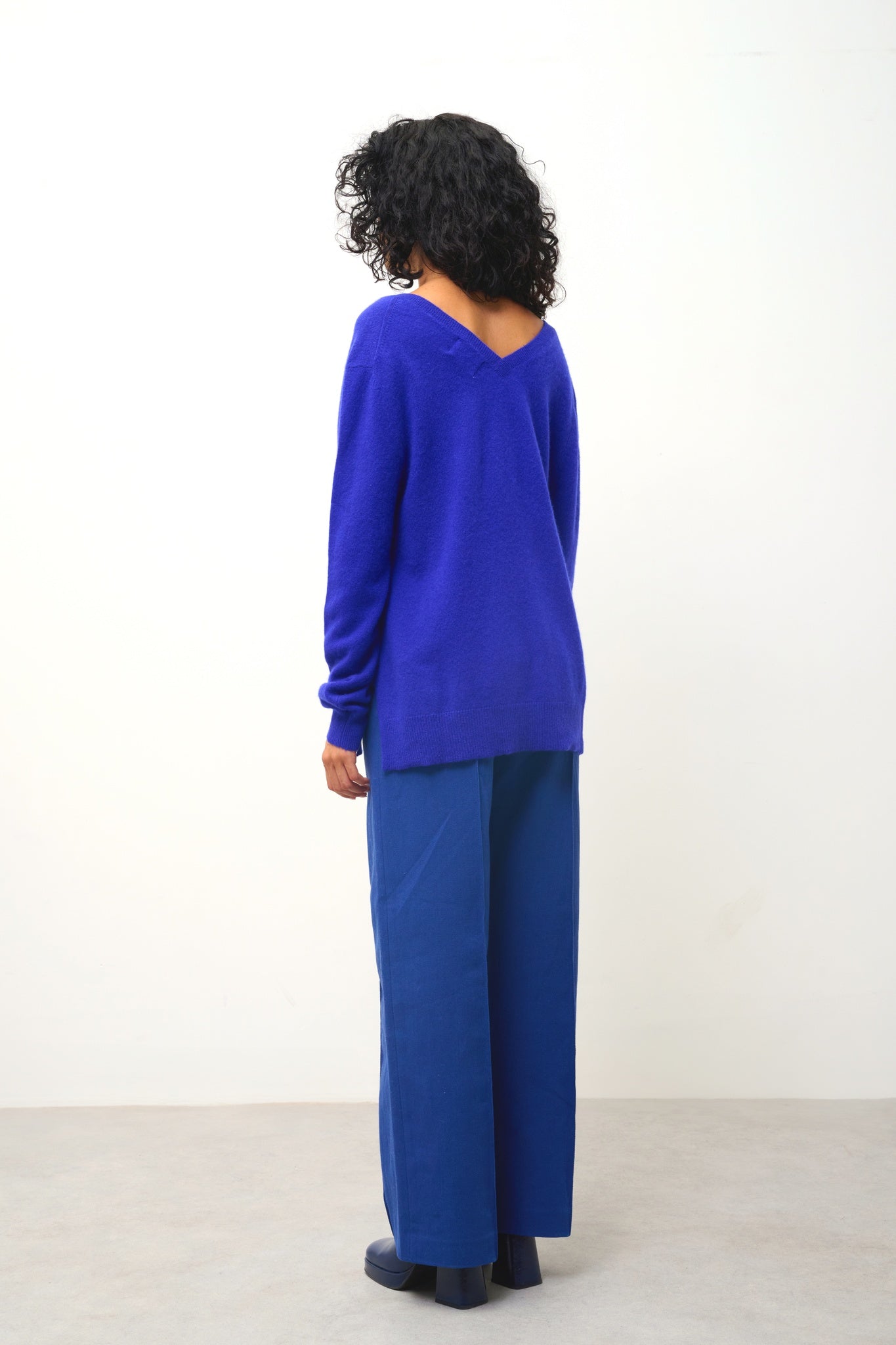 GIEGN Pullover mit V-Ausschnitt vorne und hinten Indigo 100% Kaschmir