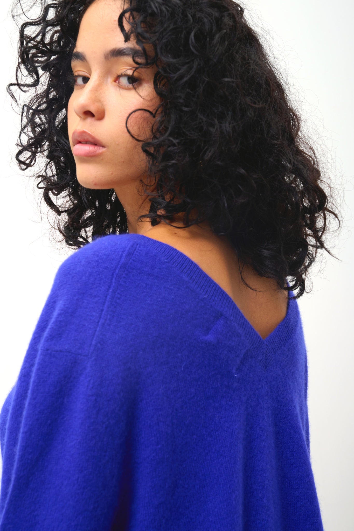 GIEGN Pullover mit V-Ausschnitt vorne und hinten Indigo 100% Kaschmir