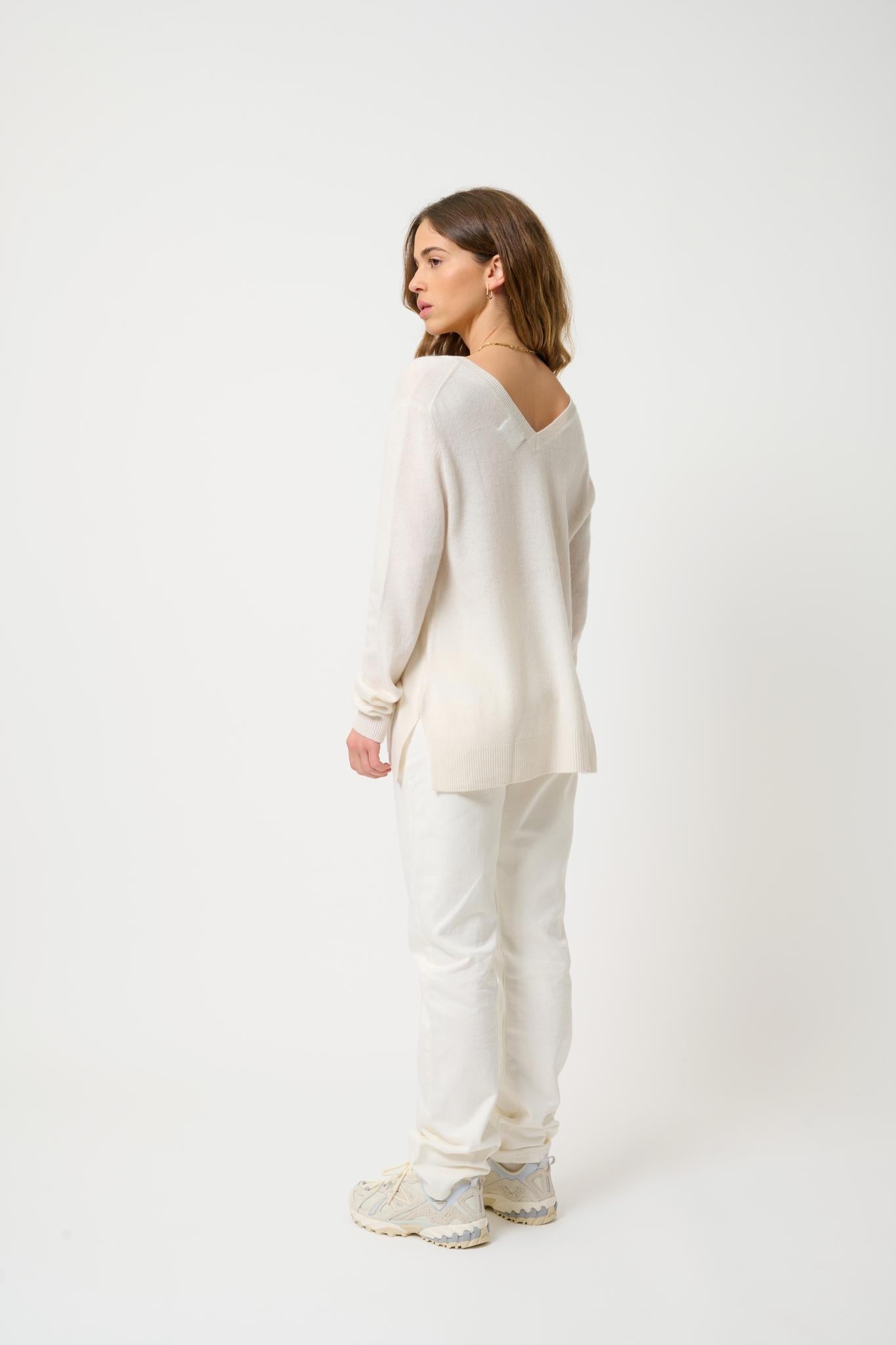 GIEGN Pullover mit V-Ausschnitt, Vorder- und Rückseite elfenbeinfarben, 100 % Kaschmir